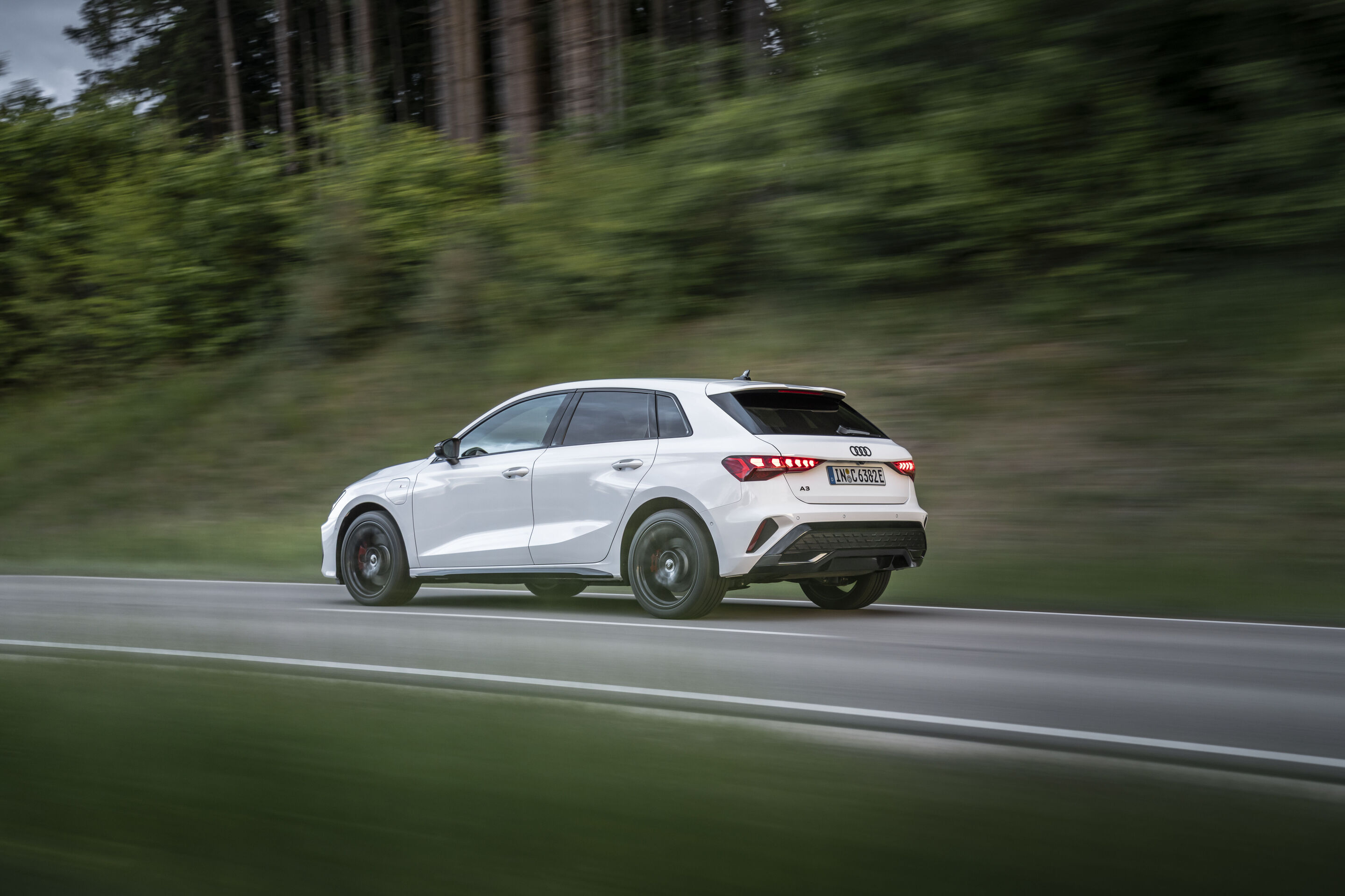 Audi A3 Sportback TFSI e - Fahraufnahme,
Farbe: Arkonaweiß
