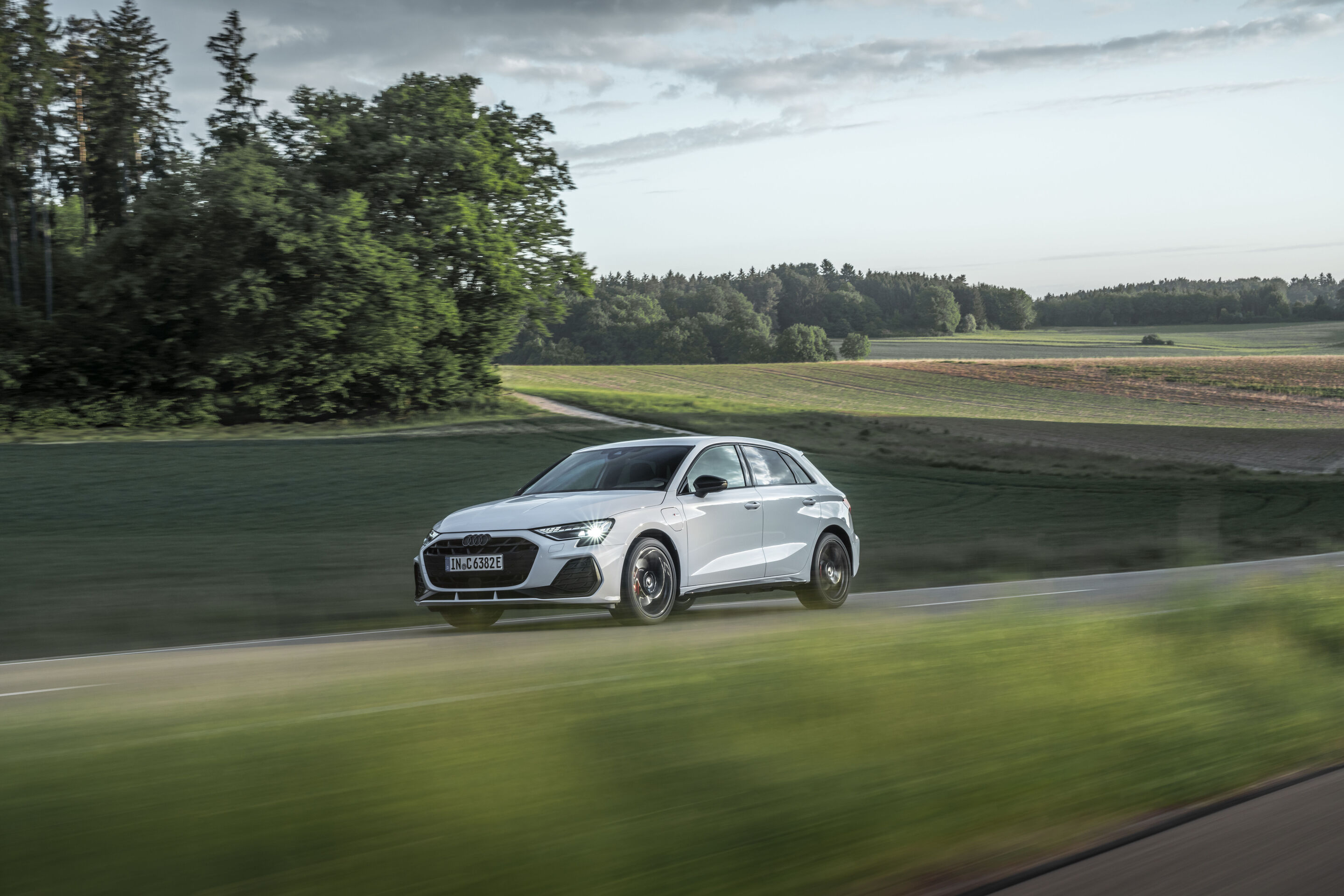 Audi A3 Sportback TFSI e - Dynamic photo,
Colour: Arkonawhite
