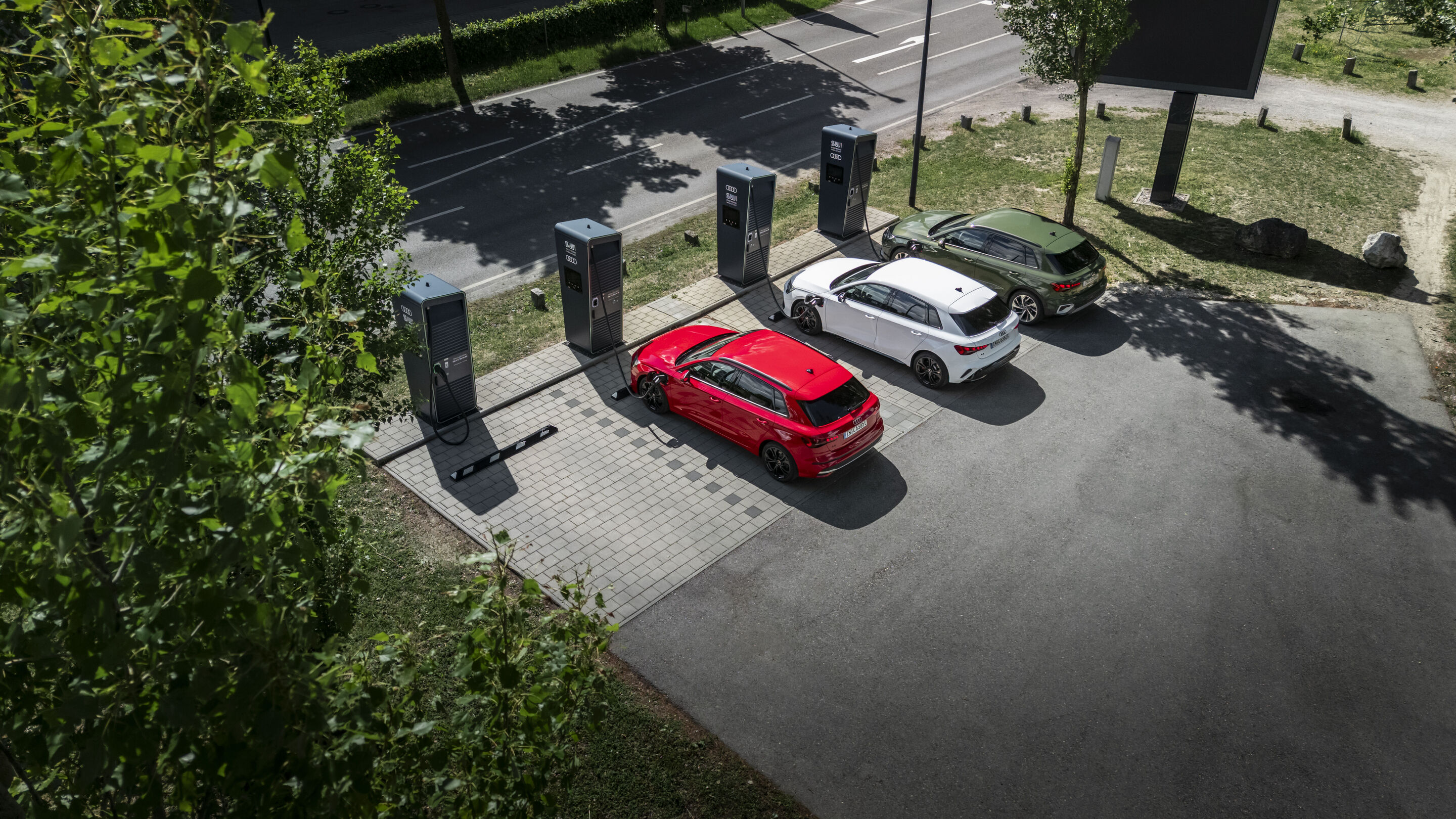 Audi A3 Modelle mit Plug-in-Hybrid - Standaufnahme
Audi A3 Sportback TFSI e (Arkonaweiß und Progressivrot) und Audi A3 allstreet TFSI e (Distriktgrün)