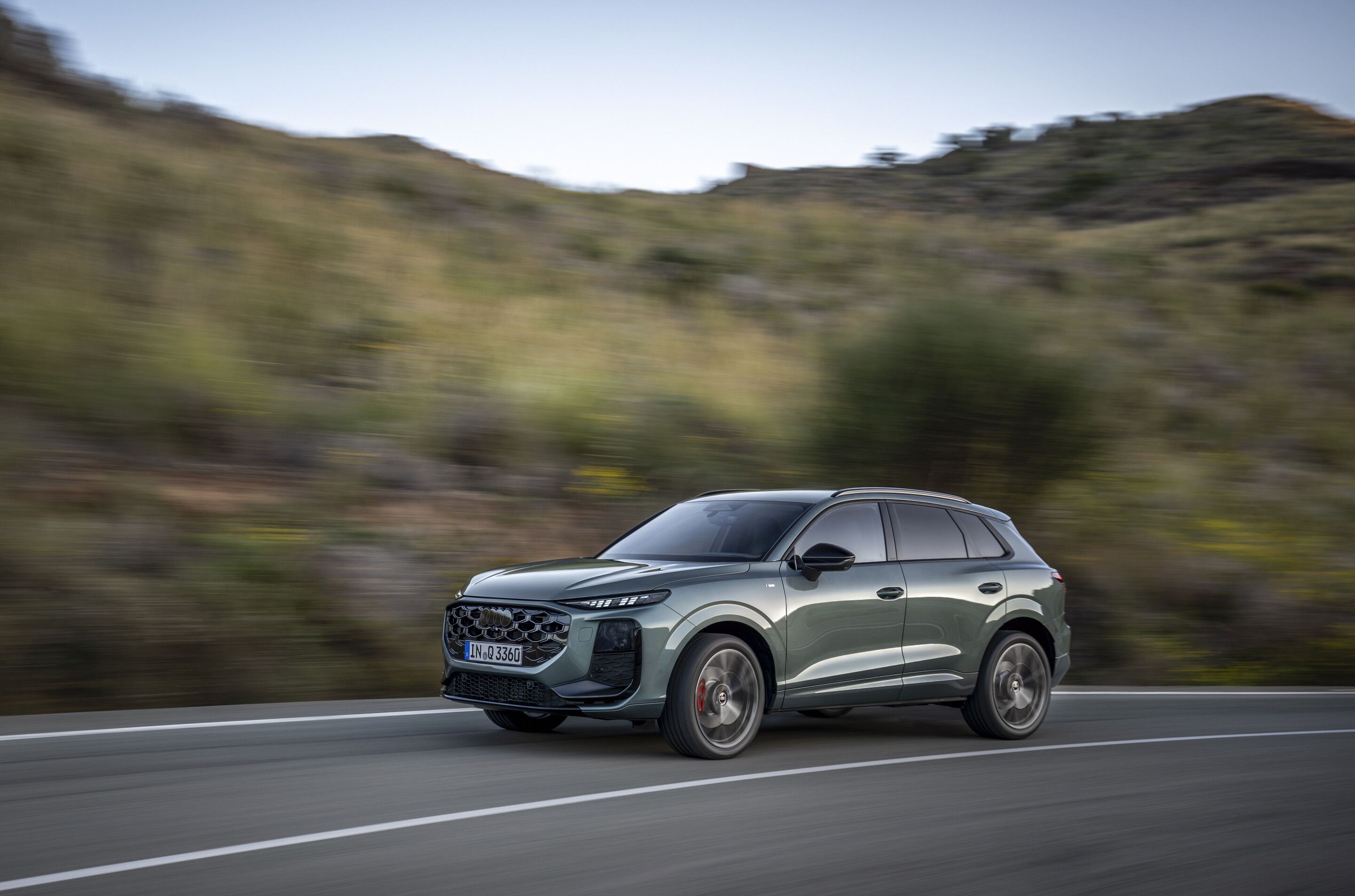Audi Q3 SUV - Fahraufnahme,
Farbe: Salbeigrün