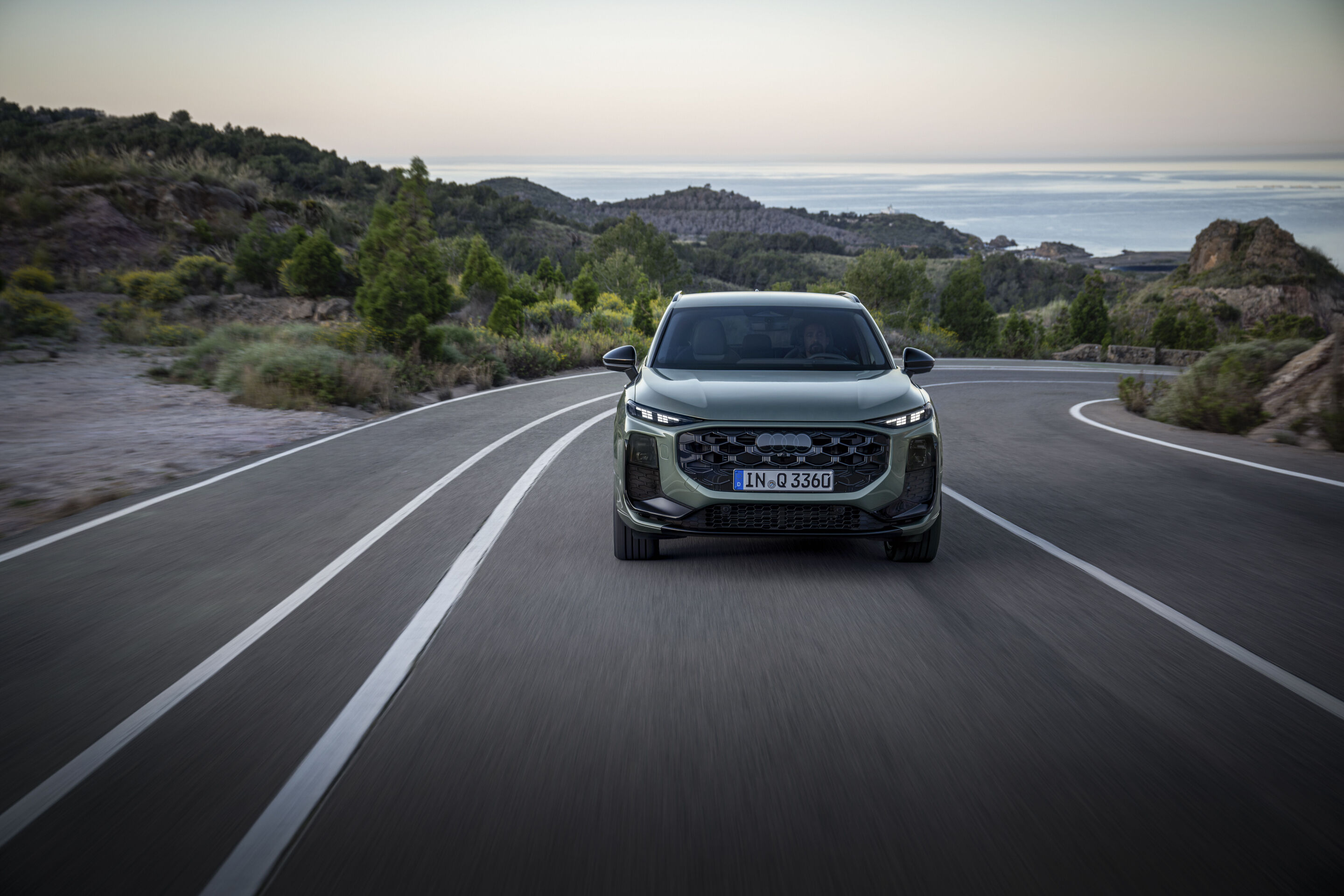 Audi Q3 SUV - Fahraufnahme,
Farbe: Salbeigrün