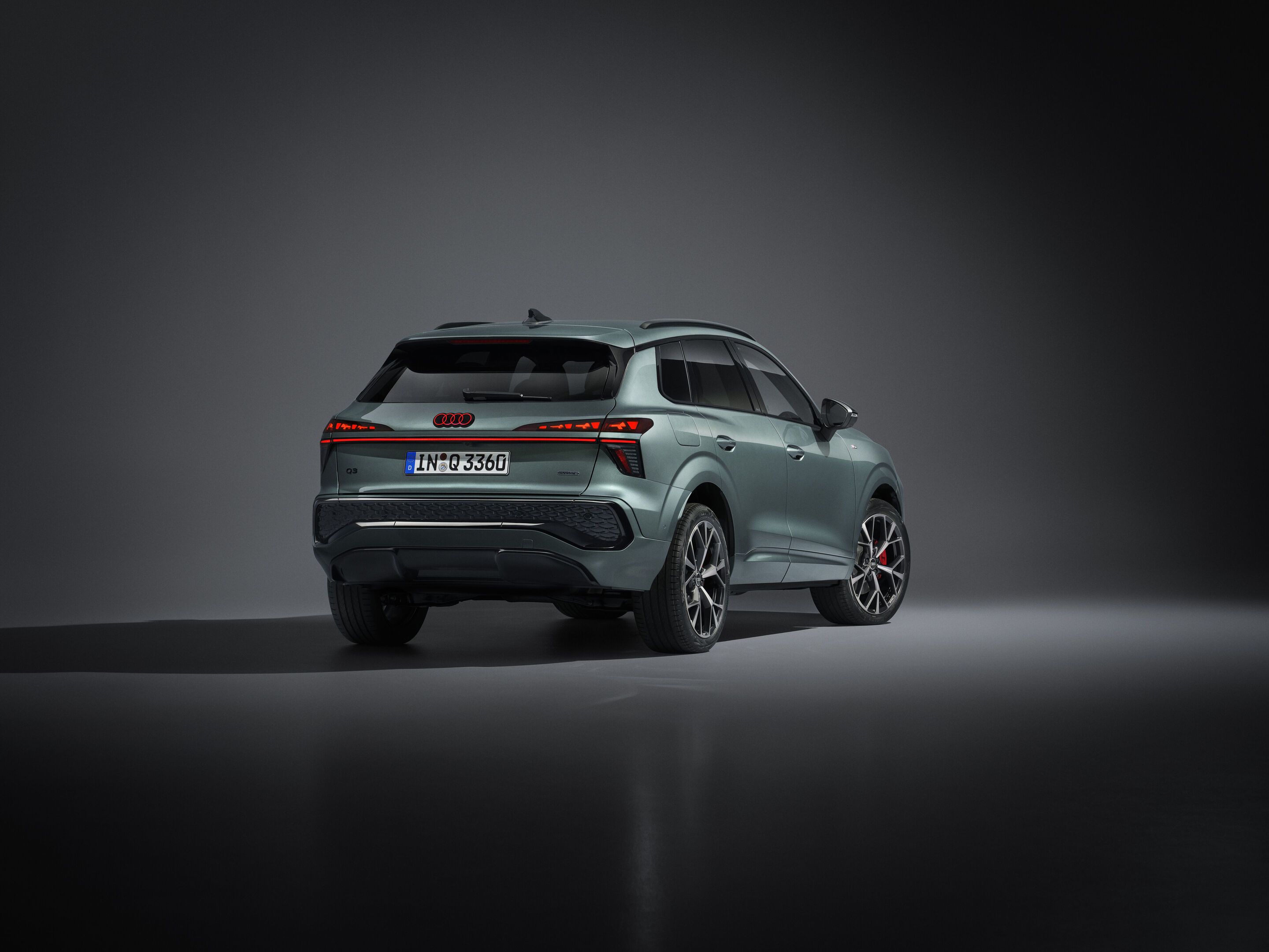 Audi Q3 SUV - Standaufnahme (Logobeleuchtung nur bei aktiviertem Abblendlicht oder Fernlicht),
Farbe: Salbeigrün