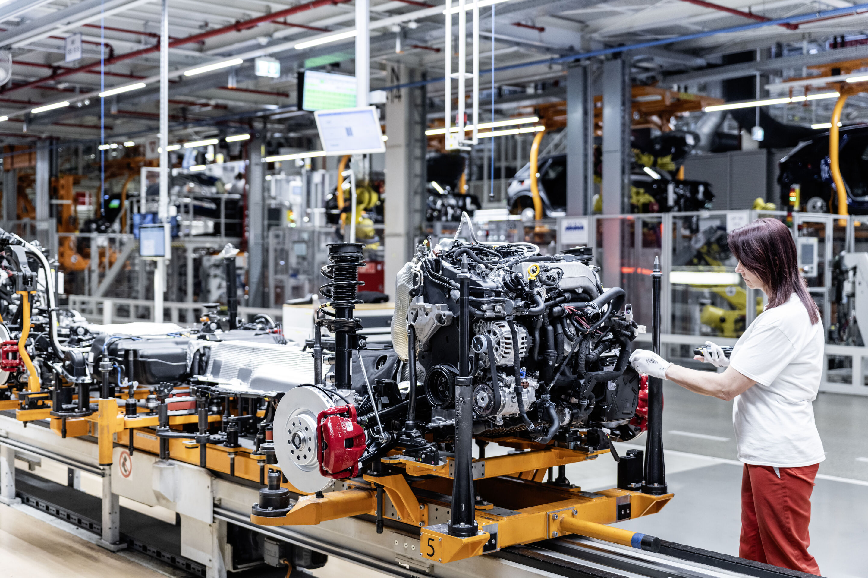 Audi Q3 SUV - Der Audi Q3 wird bei Audi Hungaria in Győr gefertigt. Im Bild: Fahrwerksvormontage