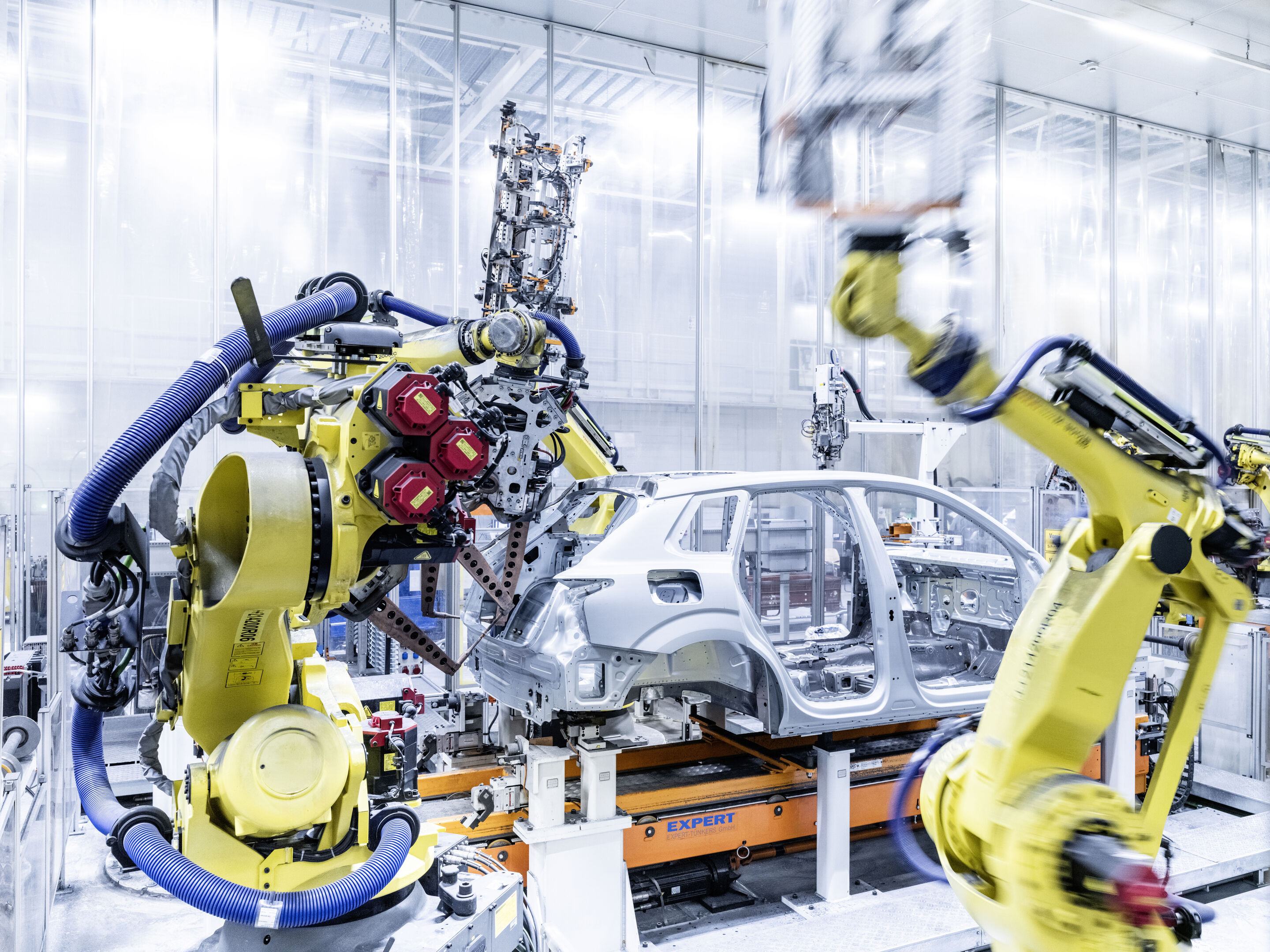 Audi Q3 SUV - Der Audi Q3 wird bei Audi Hungaria in Győr gefertigt. Im Bild: Karosseriebau des Audi Q3, Aufbau Seite außen