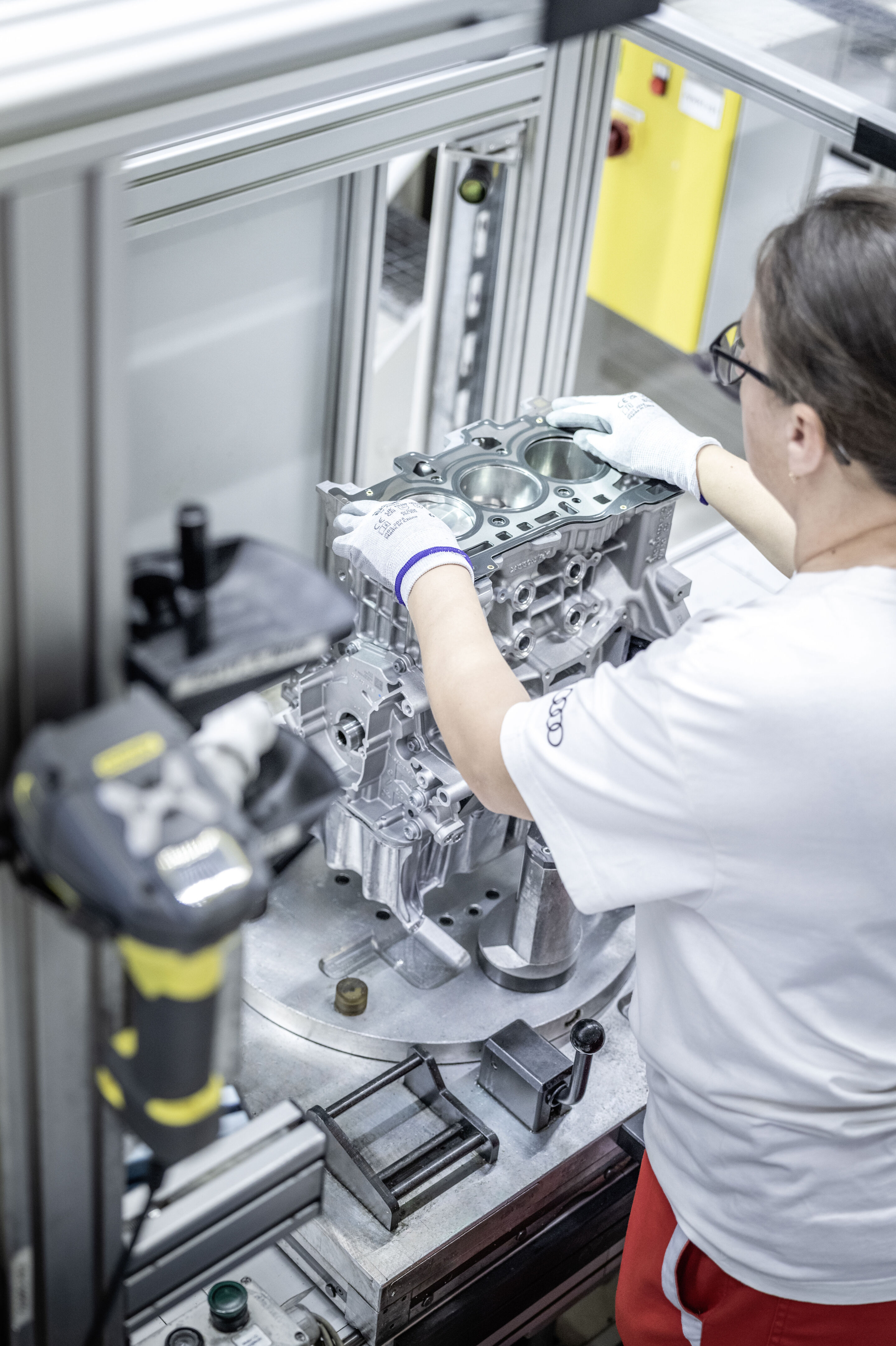 Audi Q3 SUV - Der Audi Q3 wird bei Audi Hungaria in Győr gefertigt. Im Bild: Motorenproduktion, Zylinderkopfvormontage