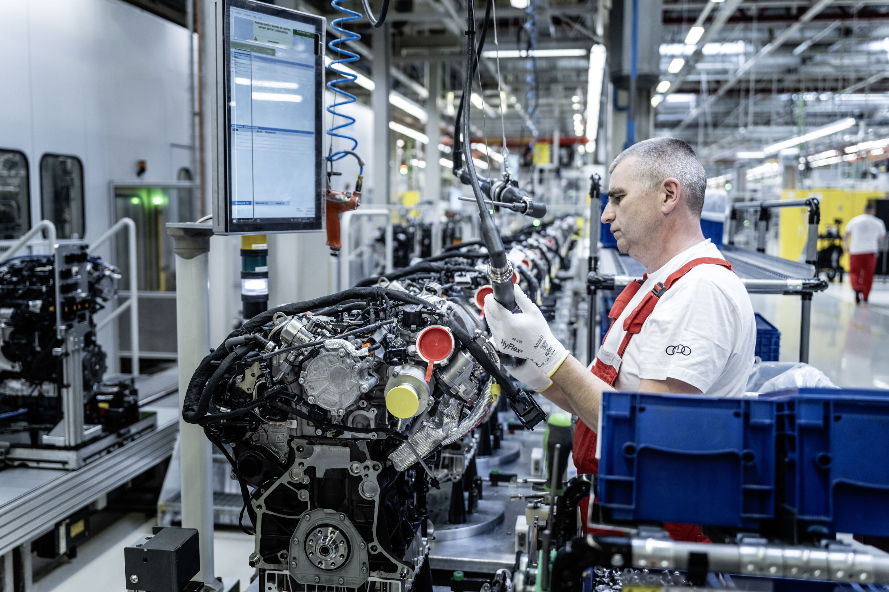 Audi Q3 SUV - Der Audi Q3 wird bei Audi Hungaria in Győr gefertigt. Im Bild: Motorenproduktion, Montage Komplettmotoren und Sensoren