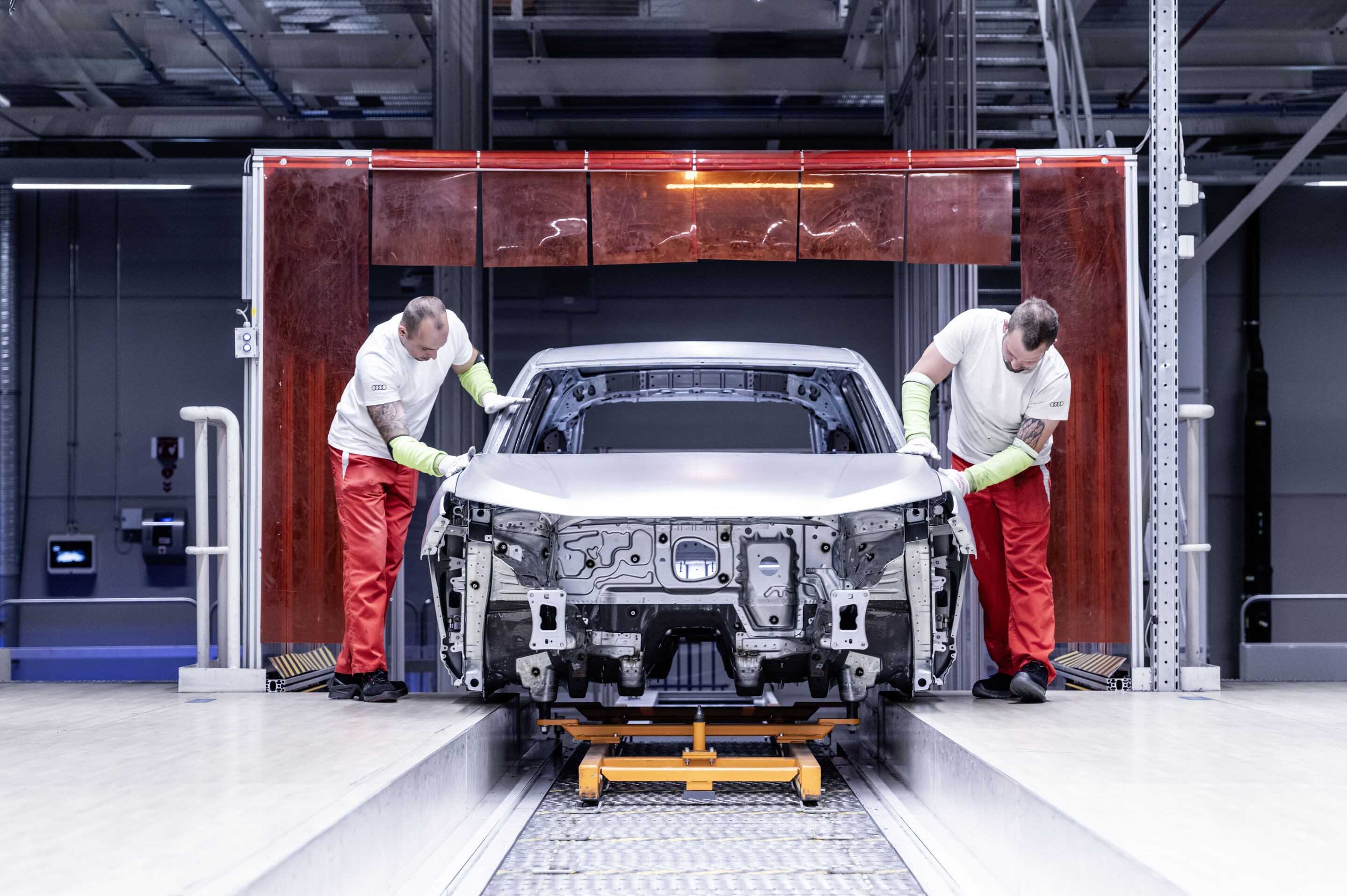 Audi Q3 SUV - Der Audi Q3 wird bei Audi Hungaria in Győr gefertigt. Im Bild: Karosseriebau, Finish und Oberflächenprüfung