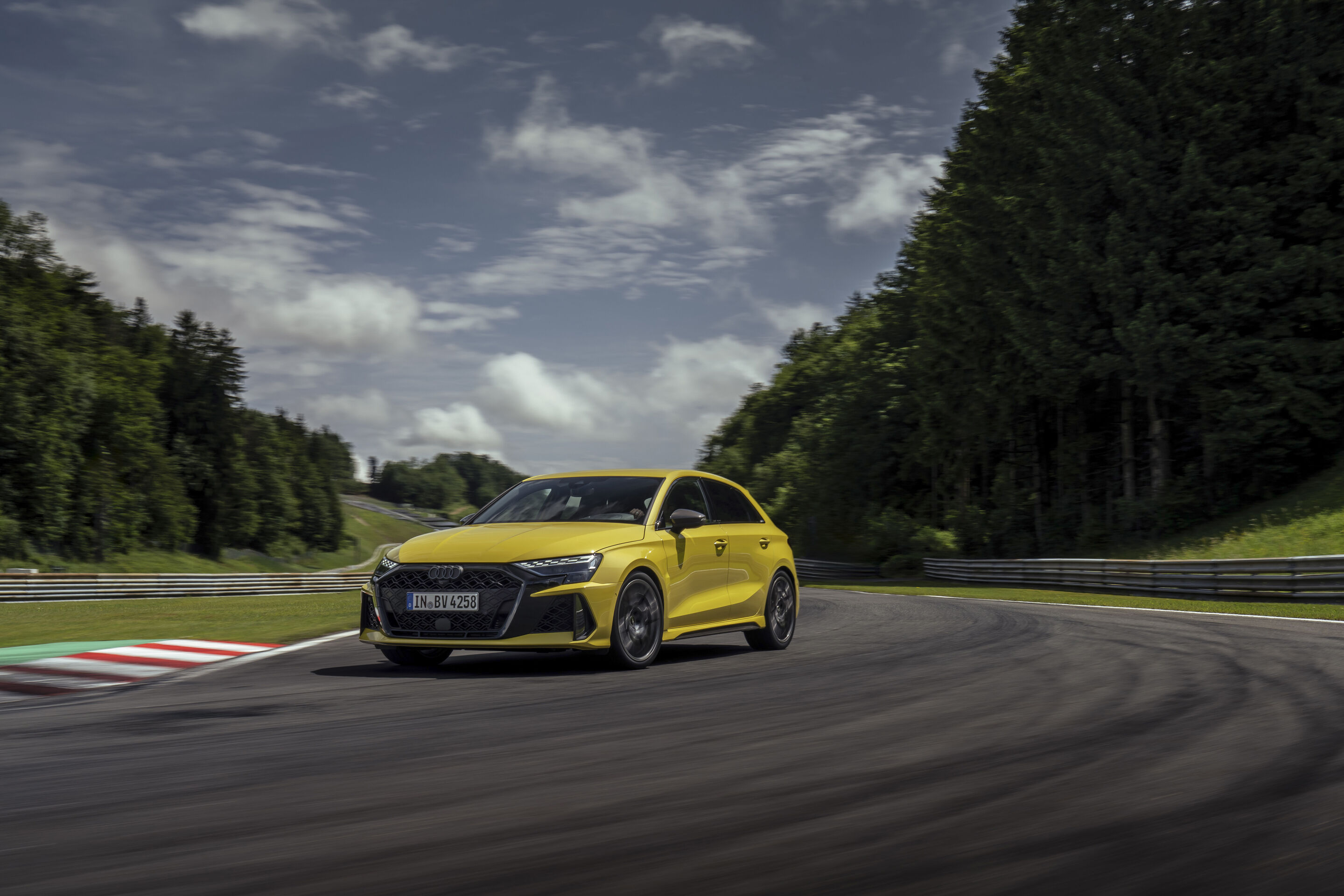 Audi RS 3 Sportback - Dynamic photo,
Colour: Python yellow