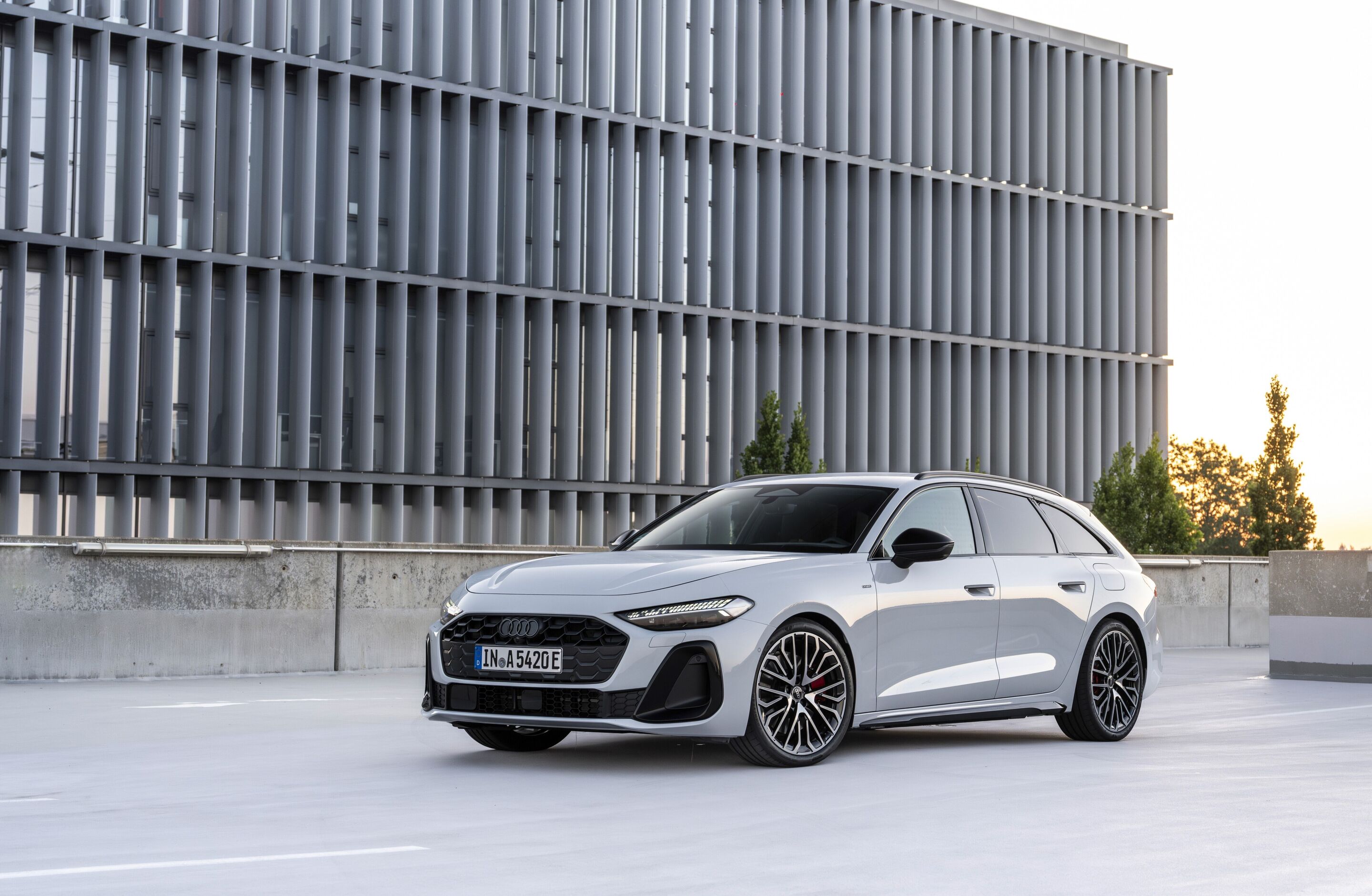 Audi A5 Avant e-hybrid quattro - Static photo,
Colour: Glacier white
