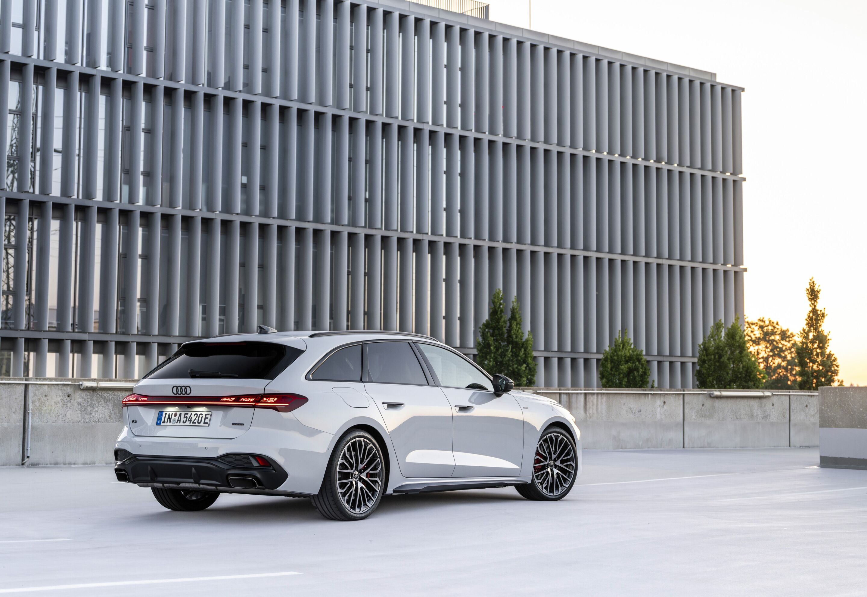 Audi A5 Avant e-hybrid quattro - Static photo,
Colour: Glacier white