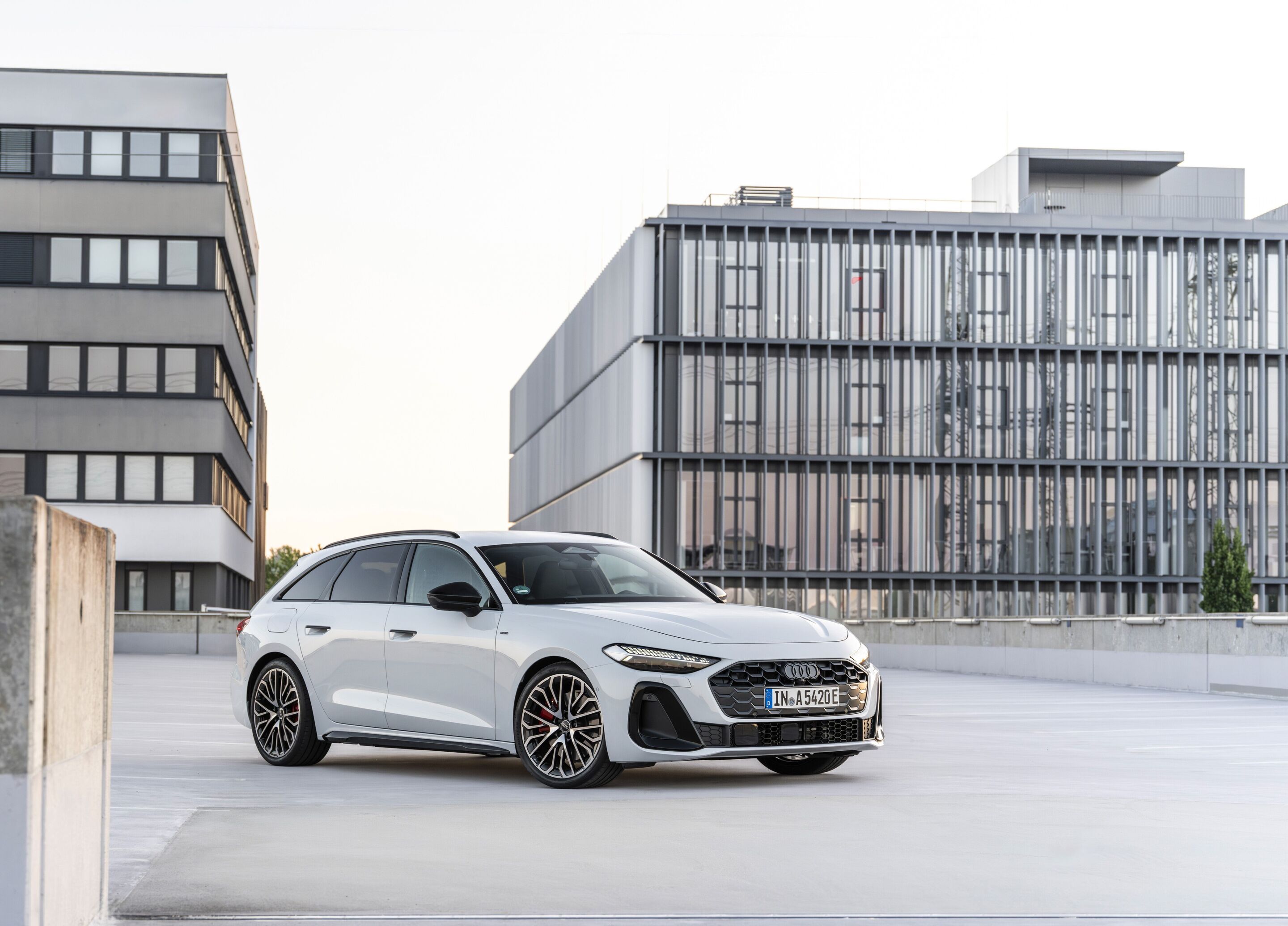 Audi A5 Avant e-hybrid quattro - Static photo,
Colour: Glacier white