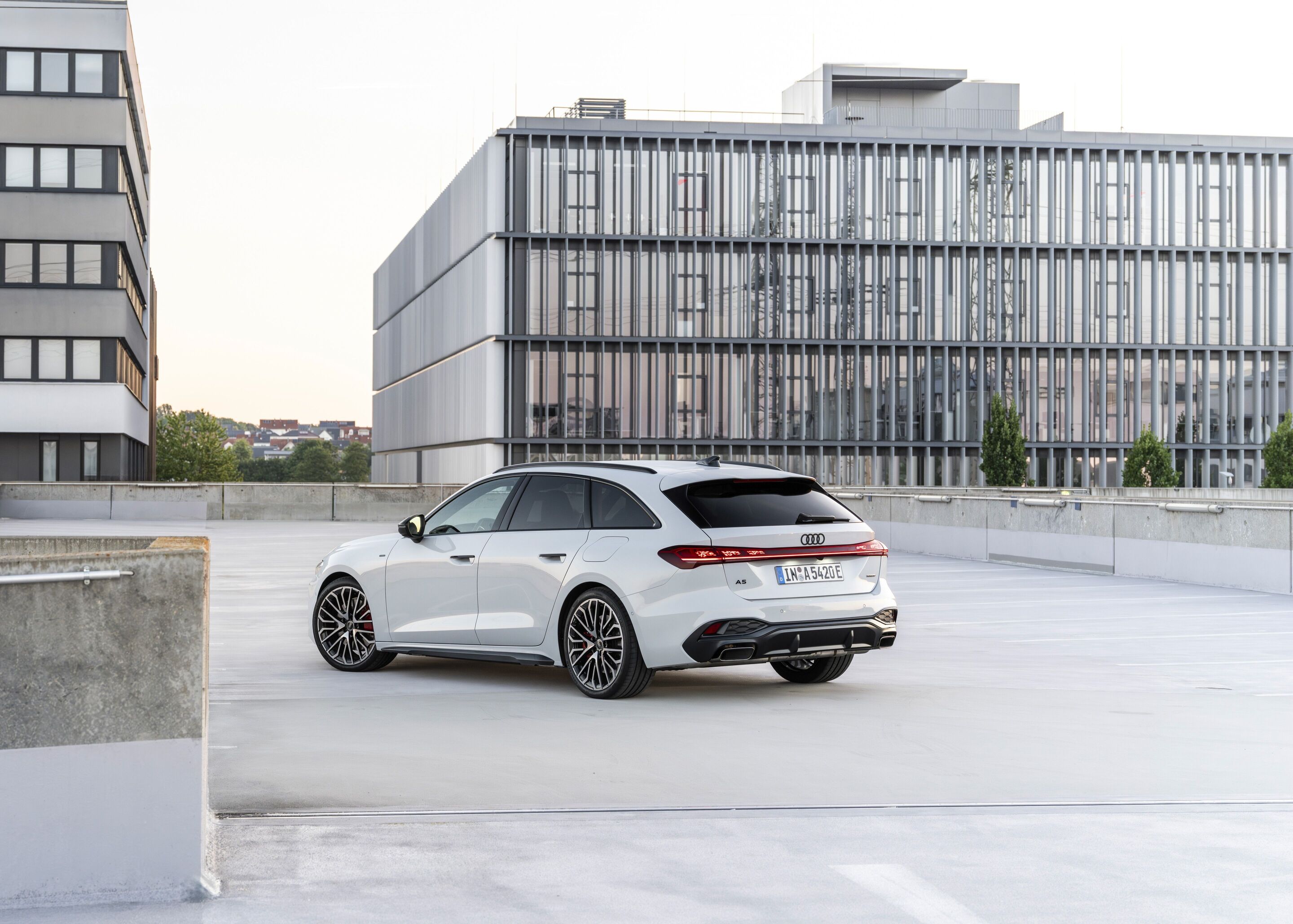 Audi A5 Avant e-hybrid quattro - Static photo,
Colour: Glacier white