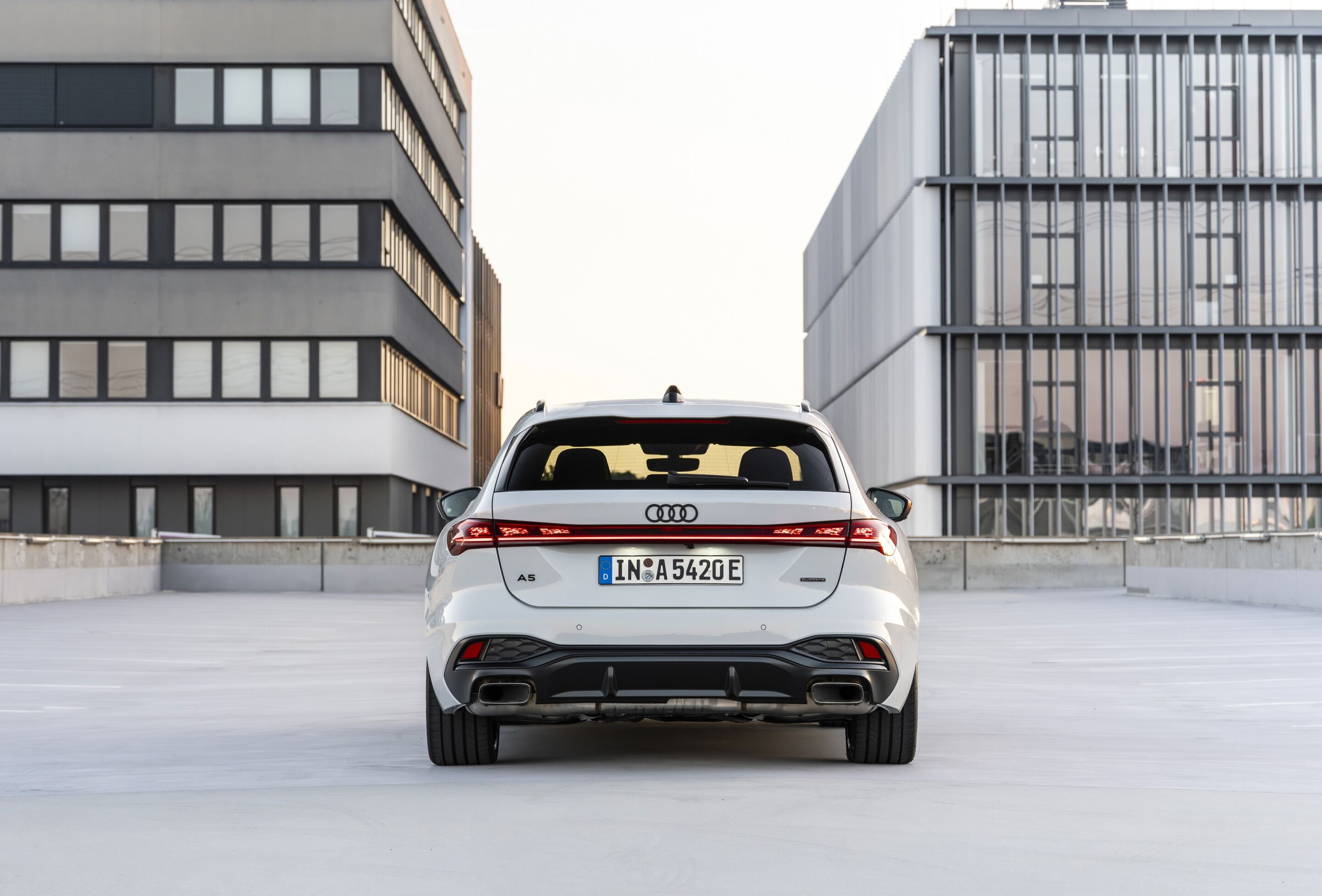 Audi A5 Avant e-hybrid quattro - Static photo,
Colour: Glacier white