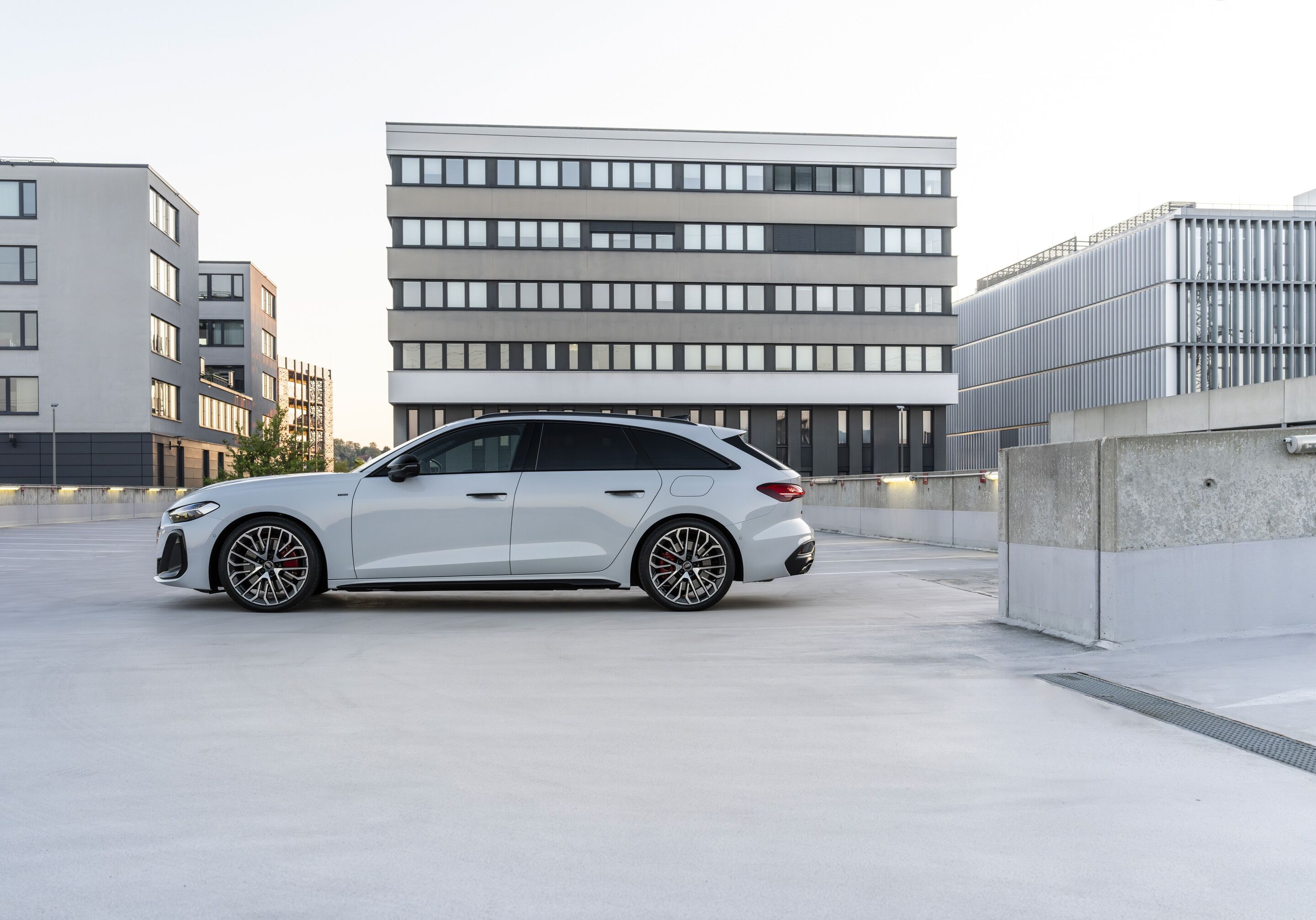 Audi A5 Avant e-hybrid quattro - Static photo,
Colour: Glacier white