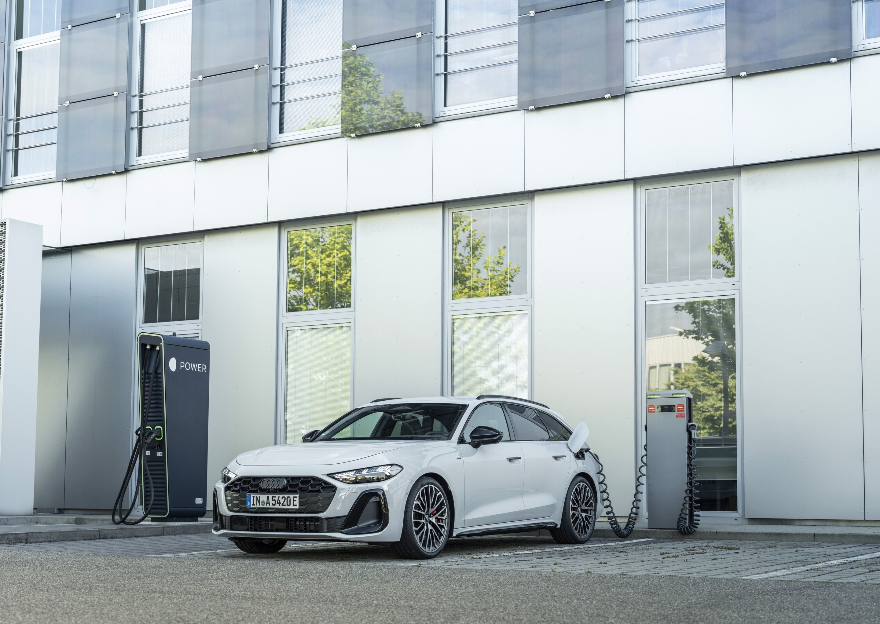 Audi A5 Avant e-hybrid quattro - Static photo,
Colour: Glacier white