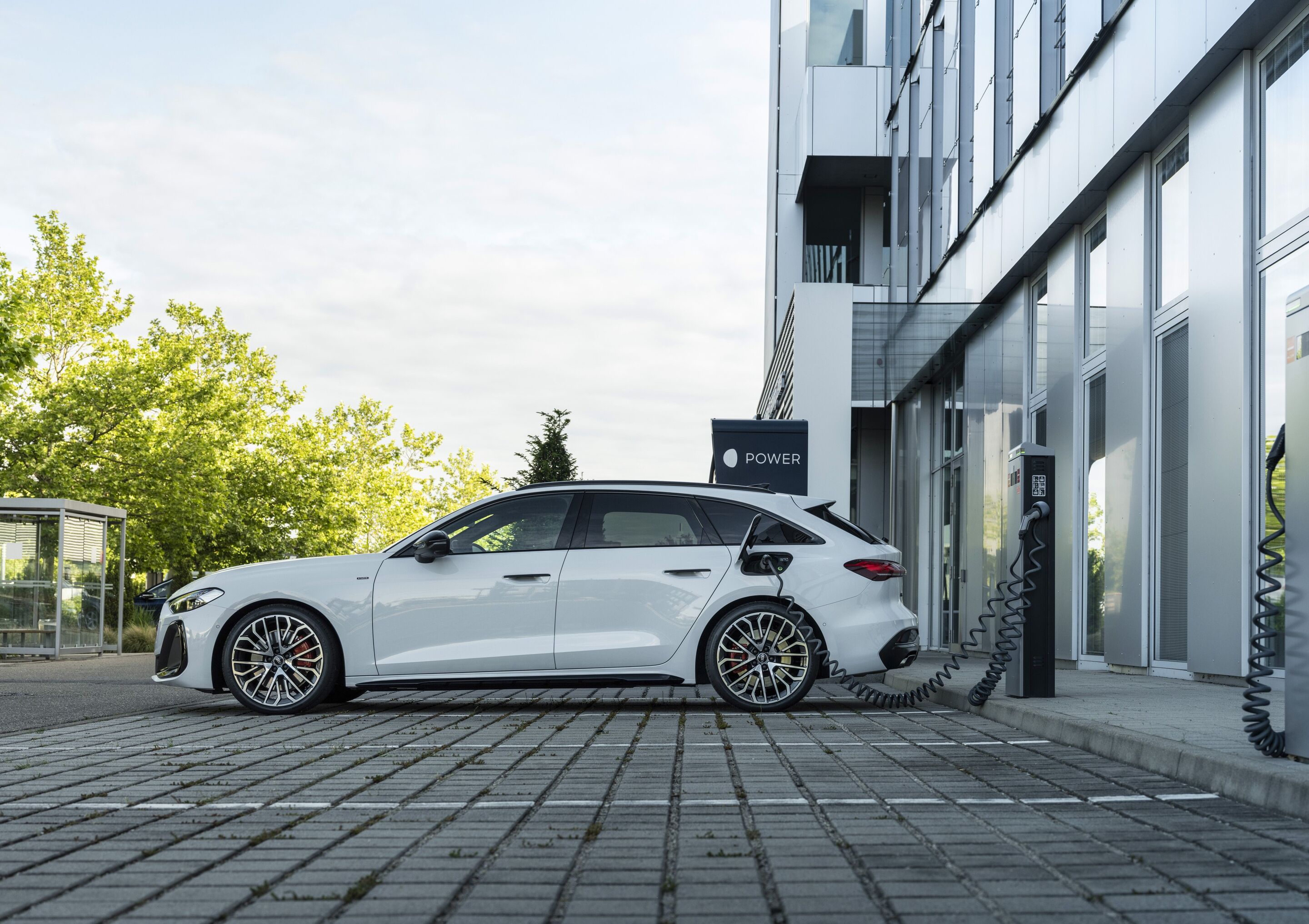 Audi A5 Avant e-hybrid quattro - Standaufnahme,
Farbe: Gletscherweiß