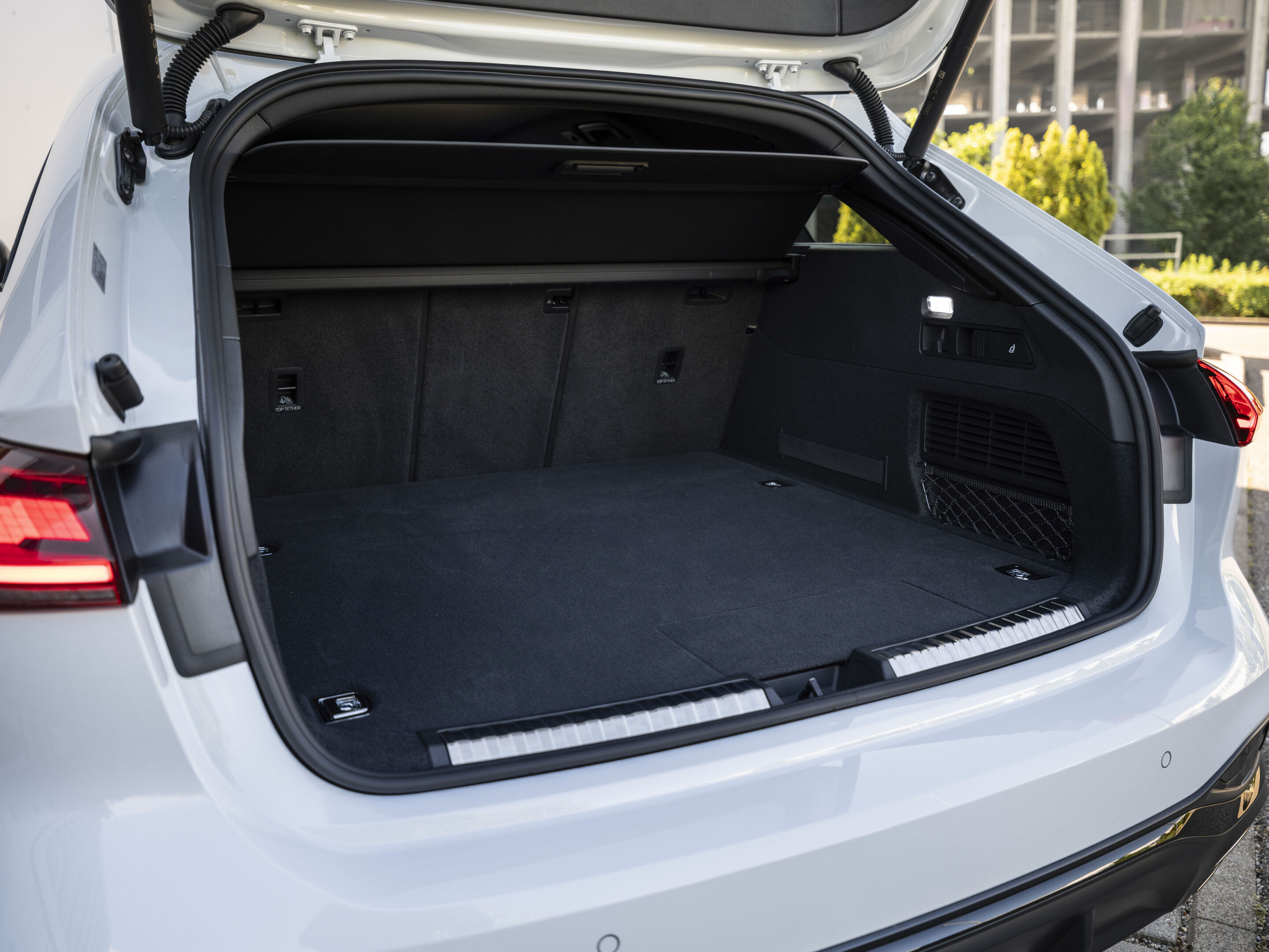 Audi A5 Avant e-hybrid quattro - Luggage compartment,
Colour: Glacier white