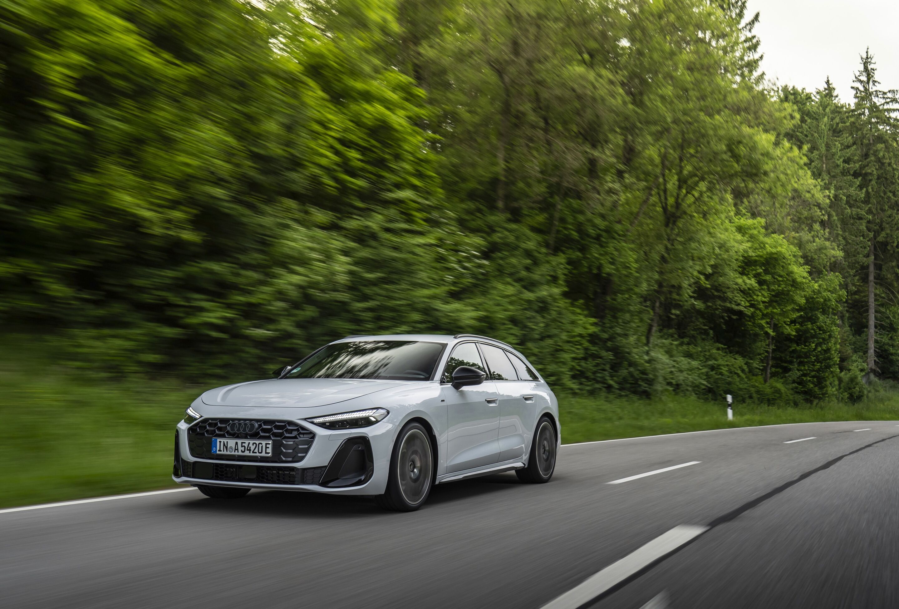 Audi A5 Avant e-hybrid quattro - Dynamic photo,
Colour: Glacier white