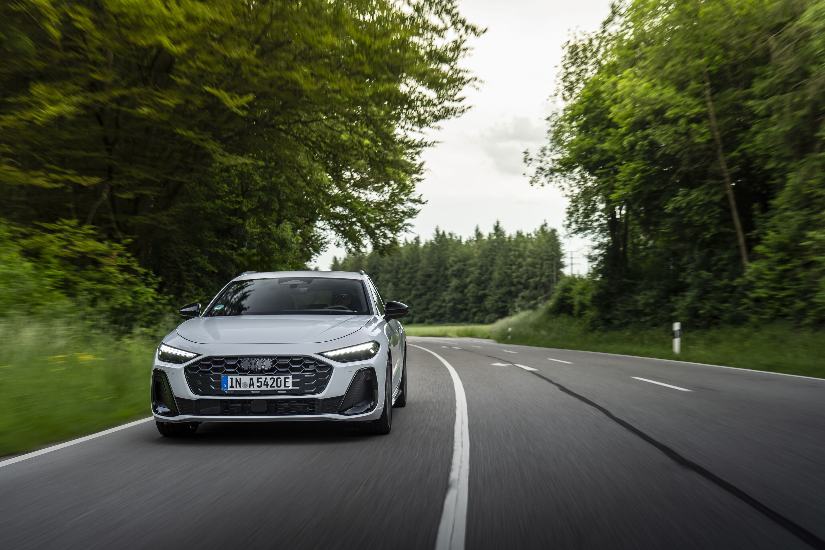 Audi A5 Avant e-hybrid quattro - Dynamic photo,
Colour: Glacier white