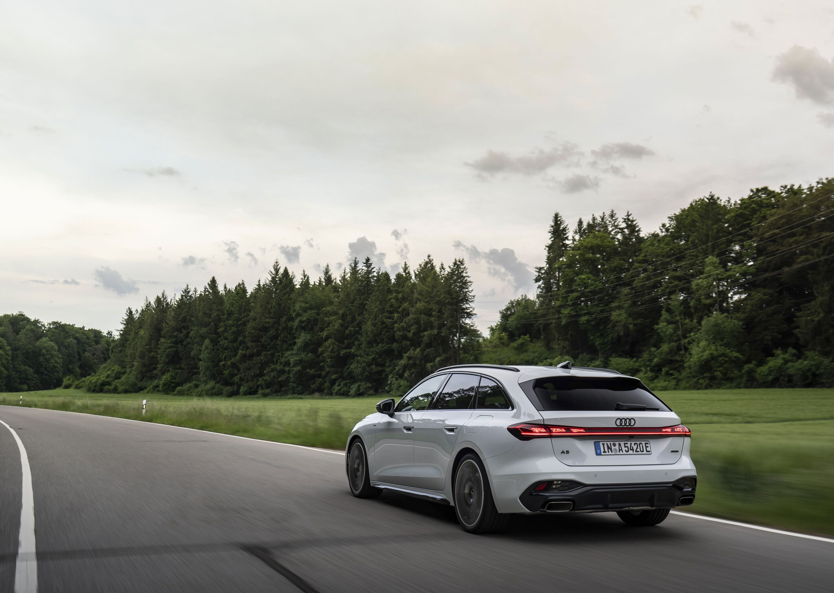 Audi A5 Avant e-hybrid quattro - Dynamic photo,
Colour: Glacier white