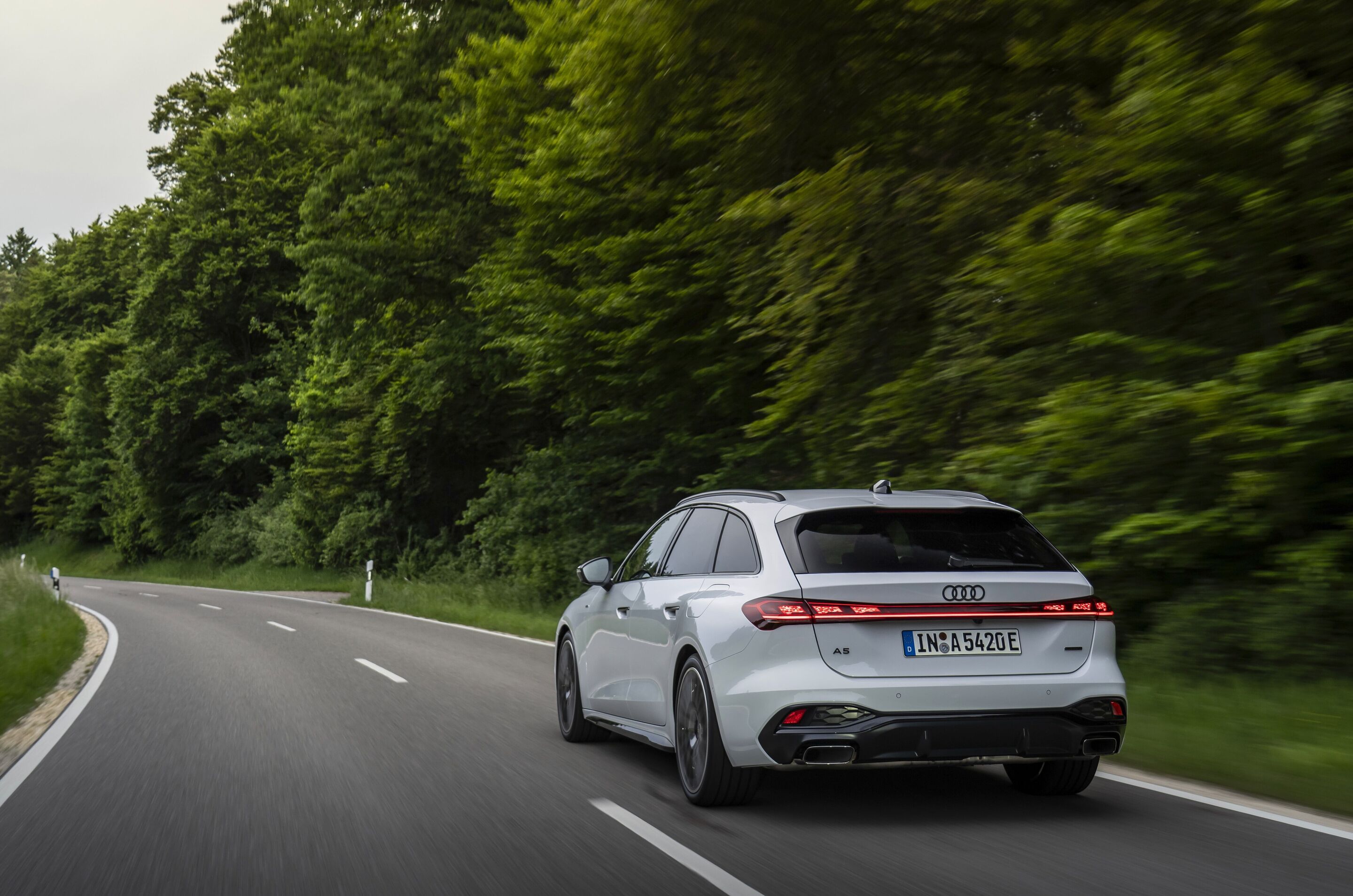 Audi A5 Avant e-hybrid quattro - Dynamic photo,
Colour: Glacier white