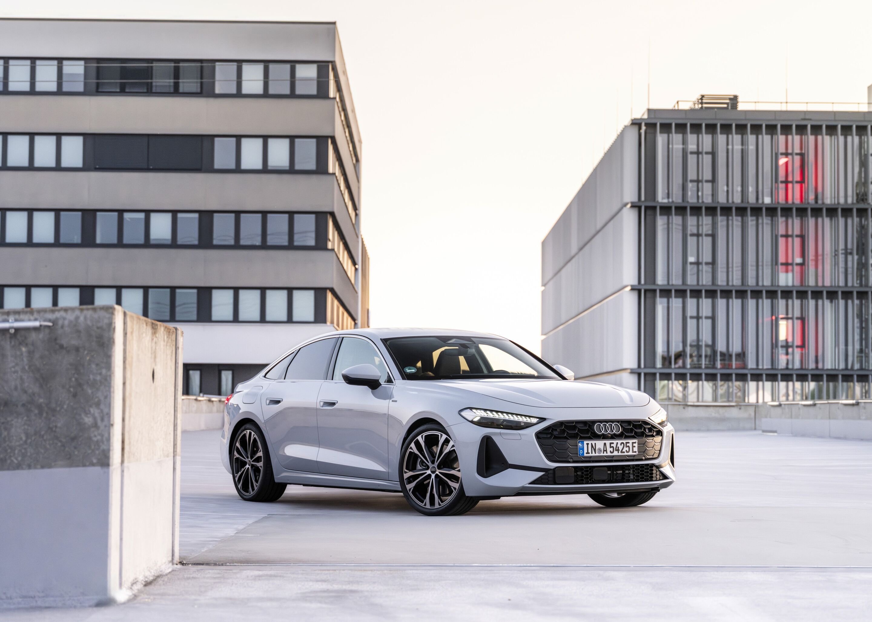Audi A5 Limousine e-hybrid quattro - Standaufnahme,
Farbe: Gletscherweiß