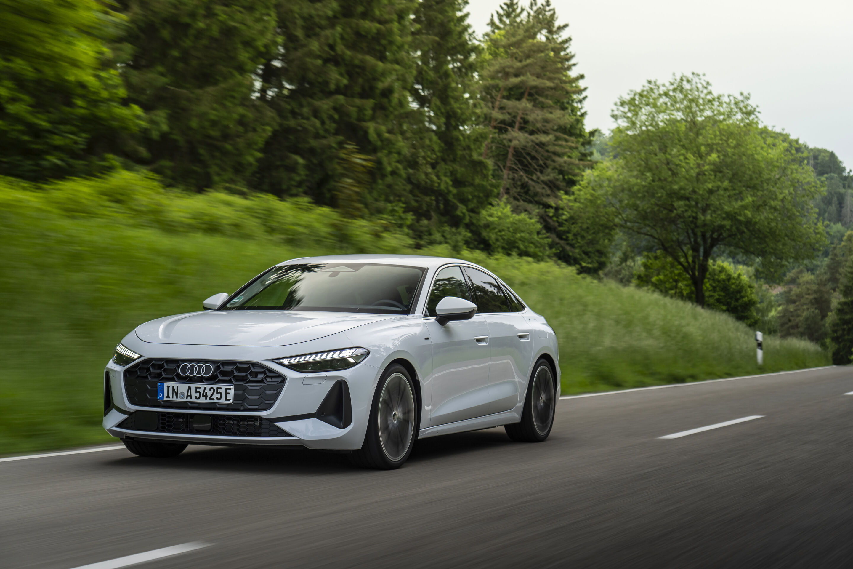 Audi A5 Limousine e-hybrid quattro - Fahraufnahme,
Farbe: Gletscherweiß