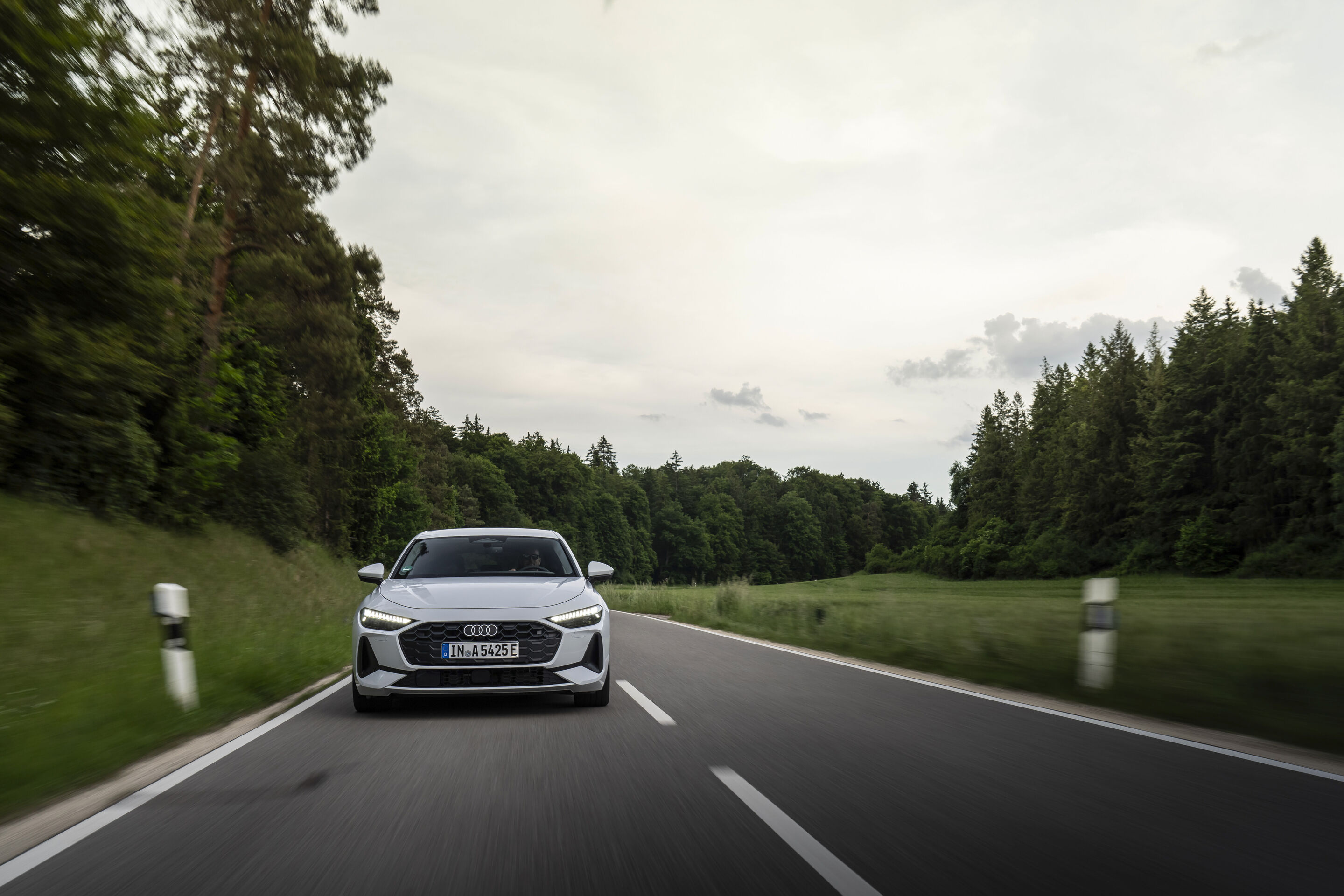 Audi A5 Limousine e-hybrid quattro - Fahraufnahme,
Farbe: Gletscherweiß