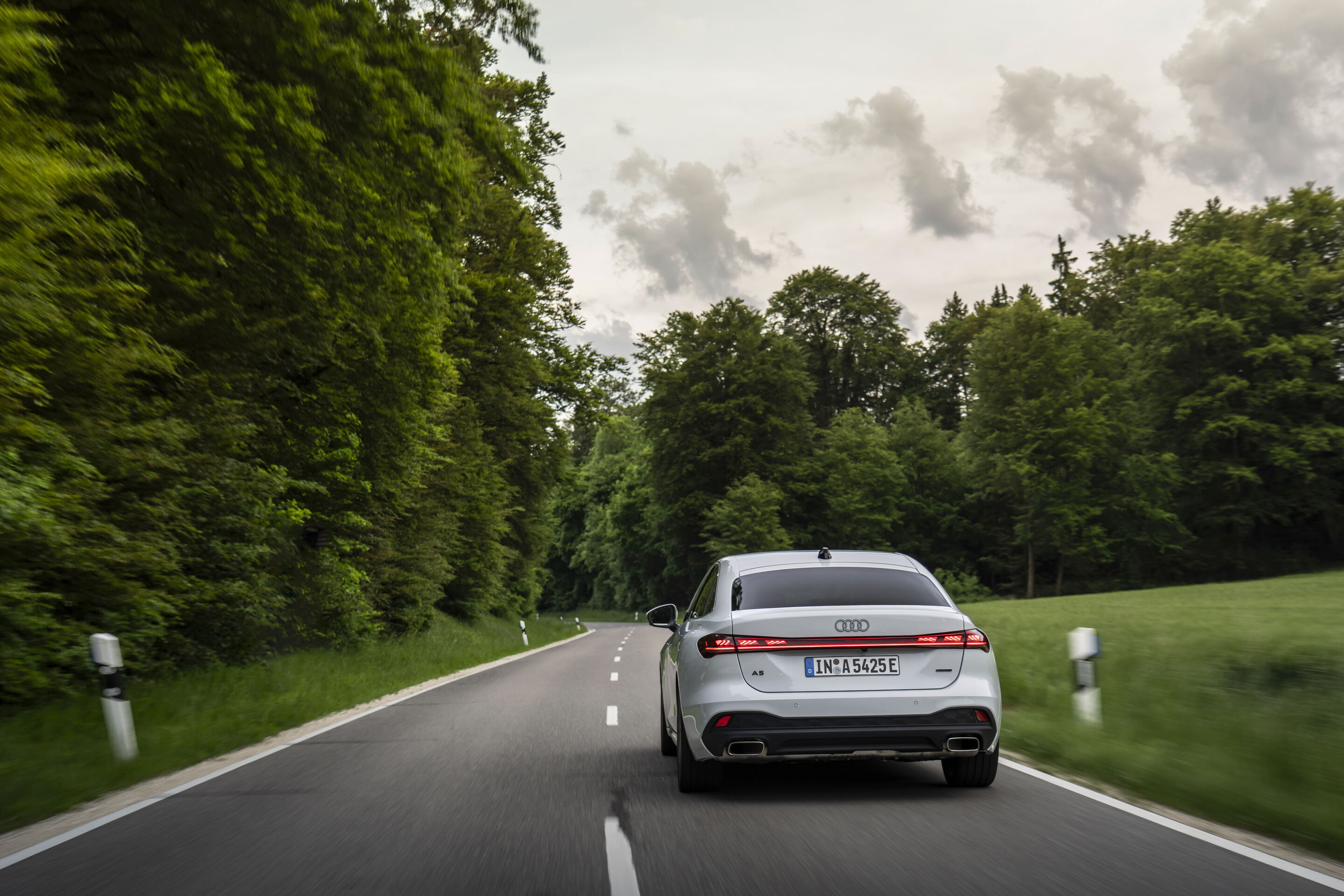 Audi A5 Limousine e-hybrid quattro - Fahraufnahme,
Farbe: Gletscherweiß