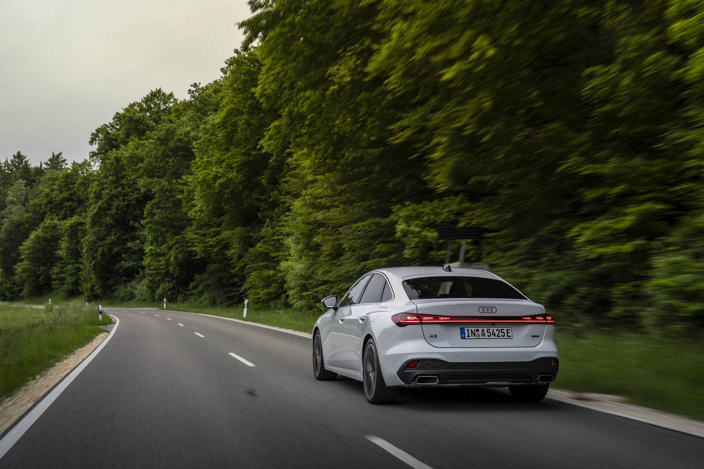 Audi A5 Limousine e-hybrid quattro - Fahraufnahme,
Farbe: Gletscherweiß