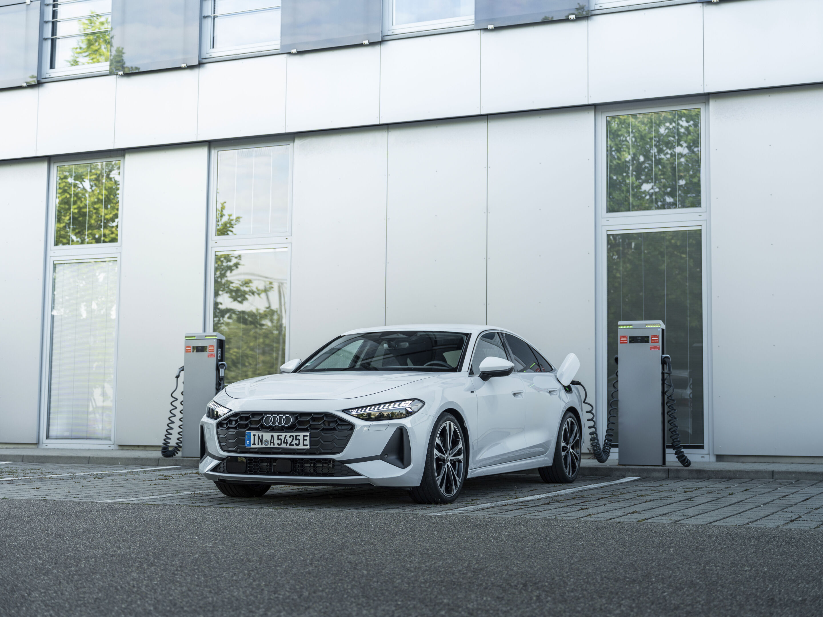 Audi A5 Limousine e-hybrid quattro - Standaufnahme,
Farbe: Gletscherweiß