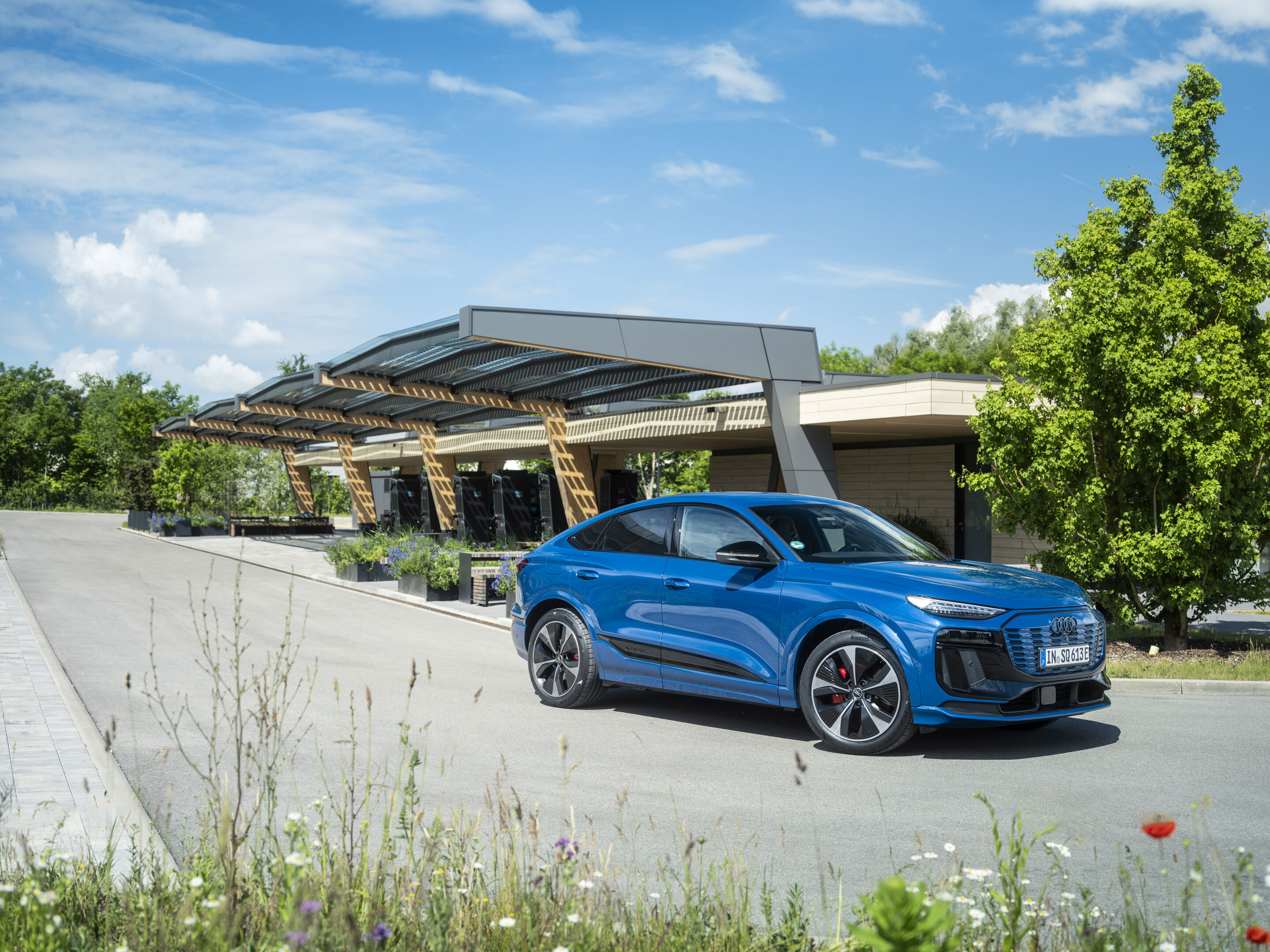 Audi SQ6 Sportback e-tron - Static photo,
Colour: Ascari blue metallic