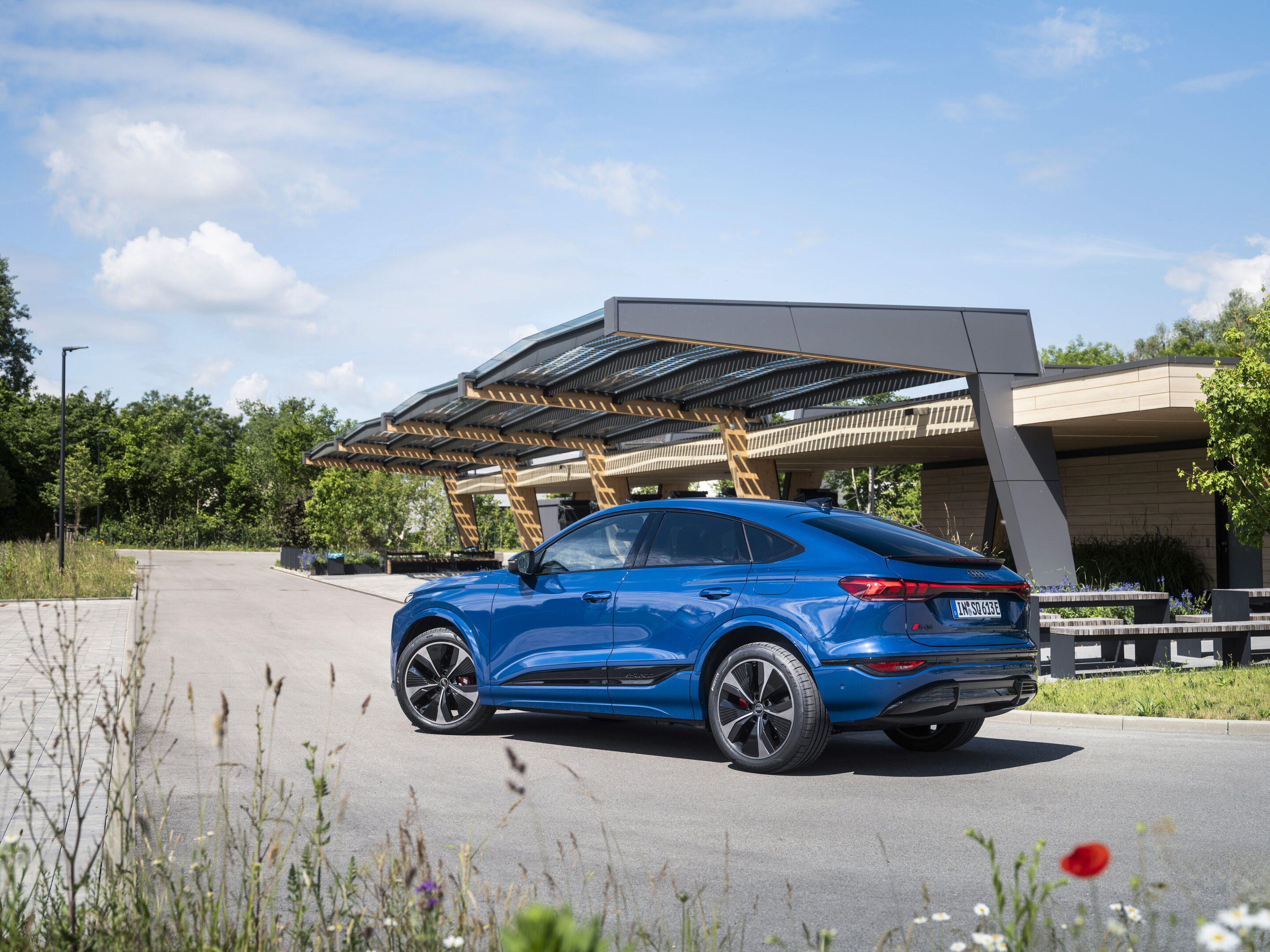 Audi SQ6 Sportback e-tron - Static photo,
Colour: Ascari blue metallic