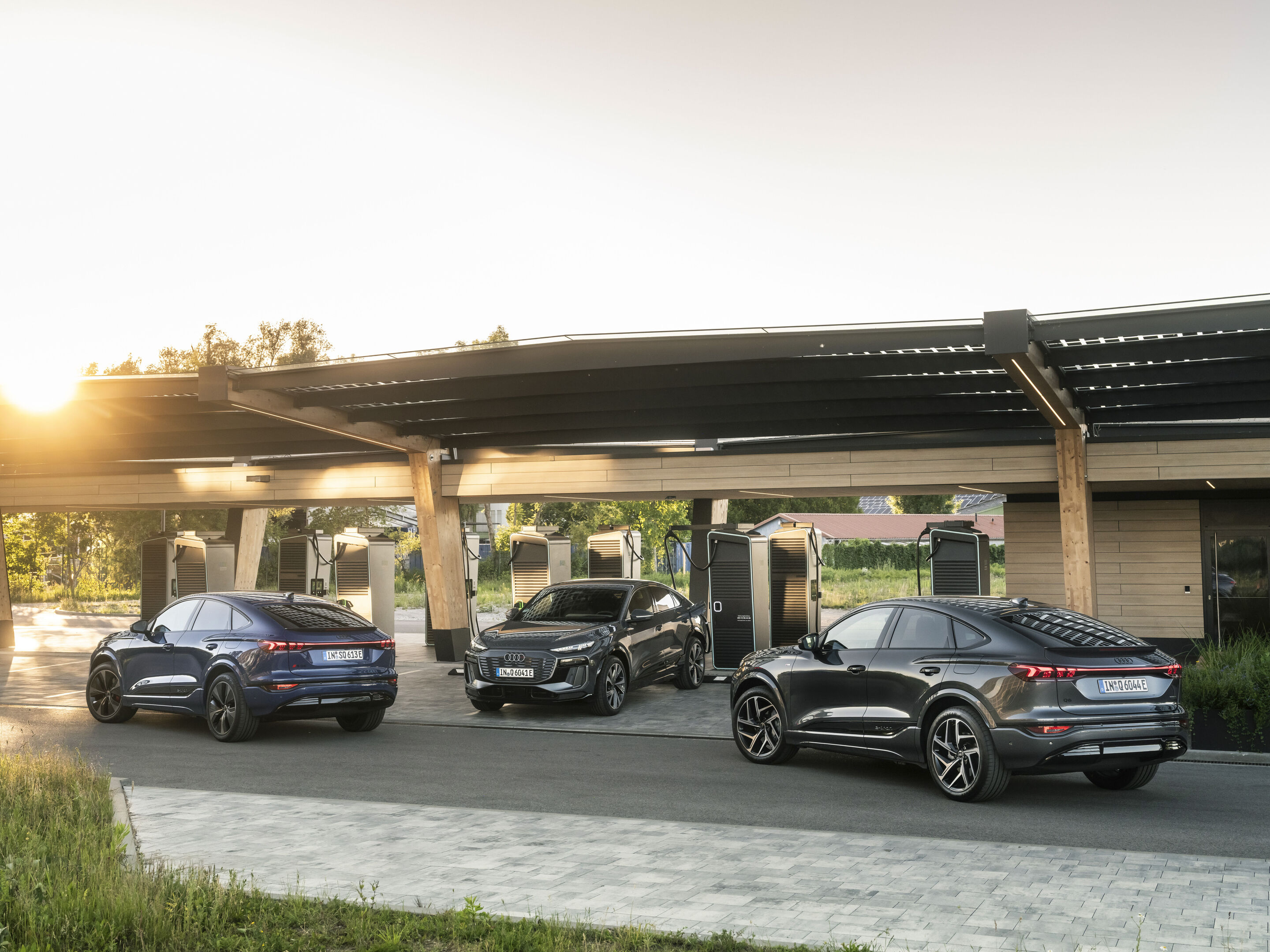 Audi SQ6 Sportback e-tron / Audi Q6 Sportback e-tron - Standaufnahme,
Farbe: Ascariblau Metallic, Magnetgrau, Daytonagrau