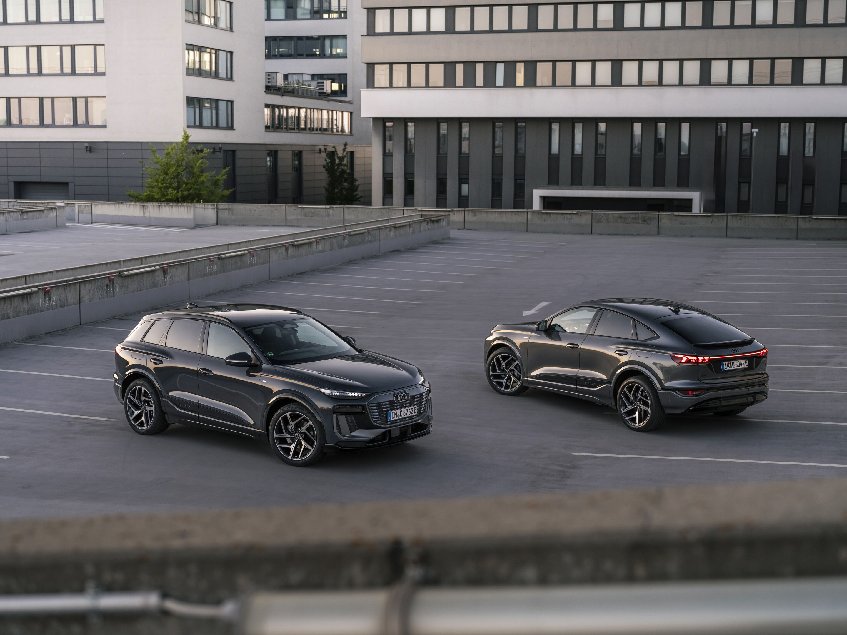 Audi Q6 SUV e-tron / Audi Q6 Sportback e-tron - Static photo,
Colour: Mythos black metallic, Daytona gray