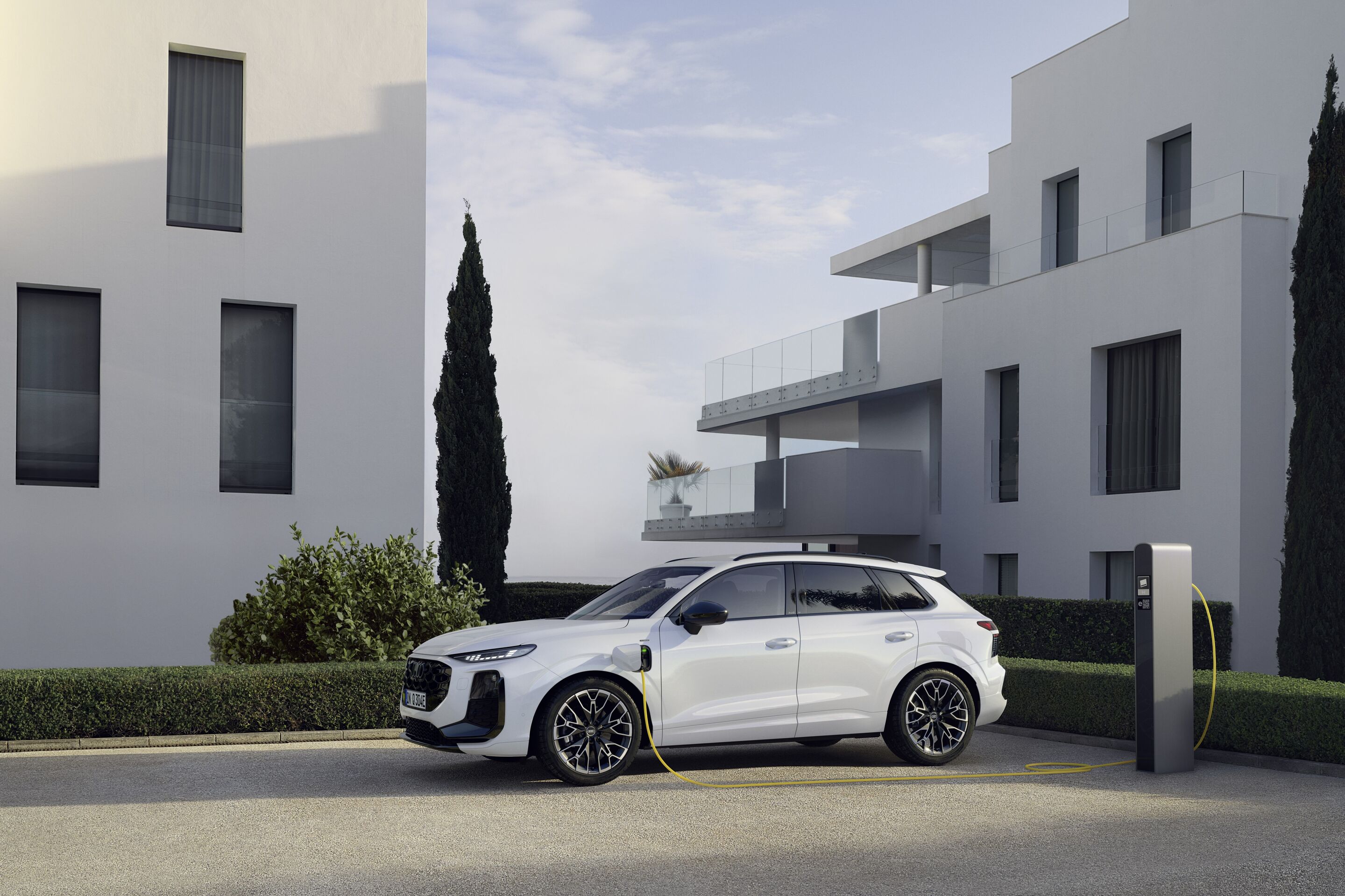 Audi Q3 SUV e-hybrid - Static photo,
Colour: Glacier white