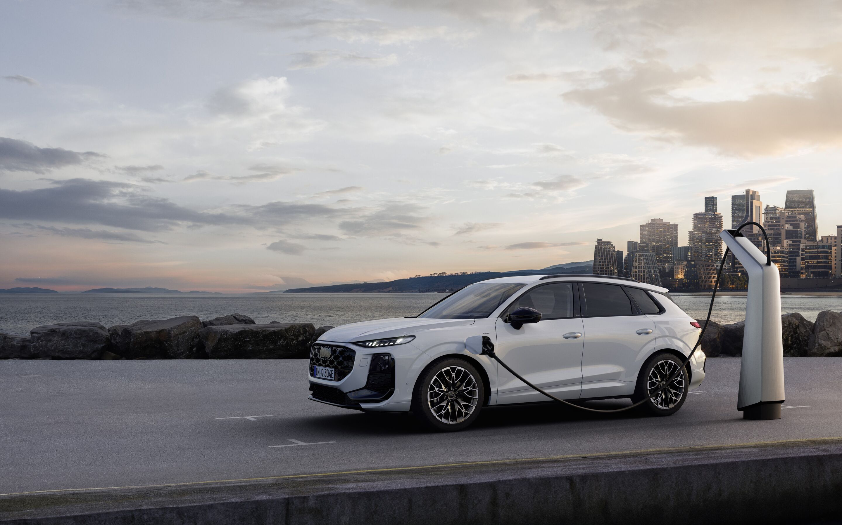 Audi Q3 SUV e-hybrid - Static photo,
Colour: Glacier white