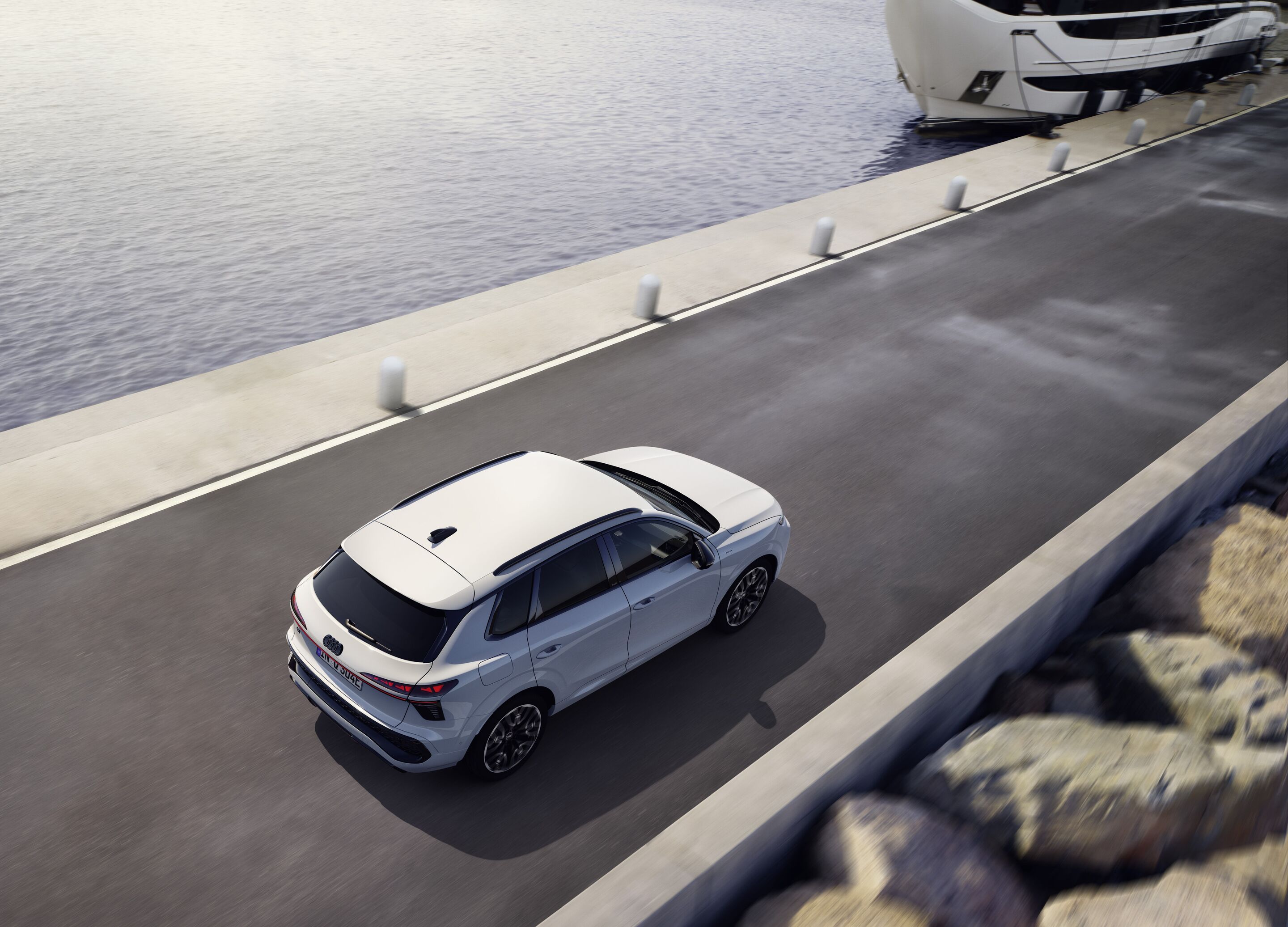 Audi Q3 SUV e-hybrid - Dynamic photo,
Colour: Glacier white