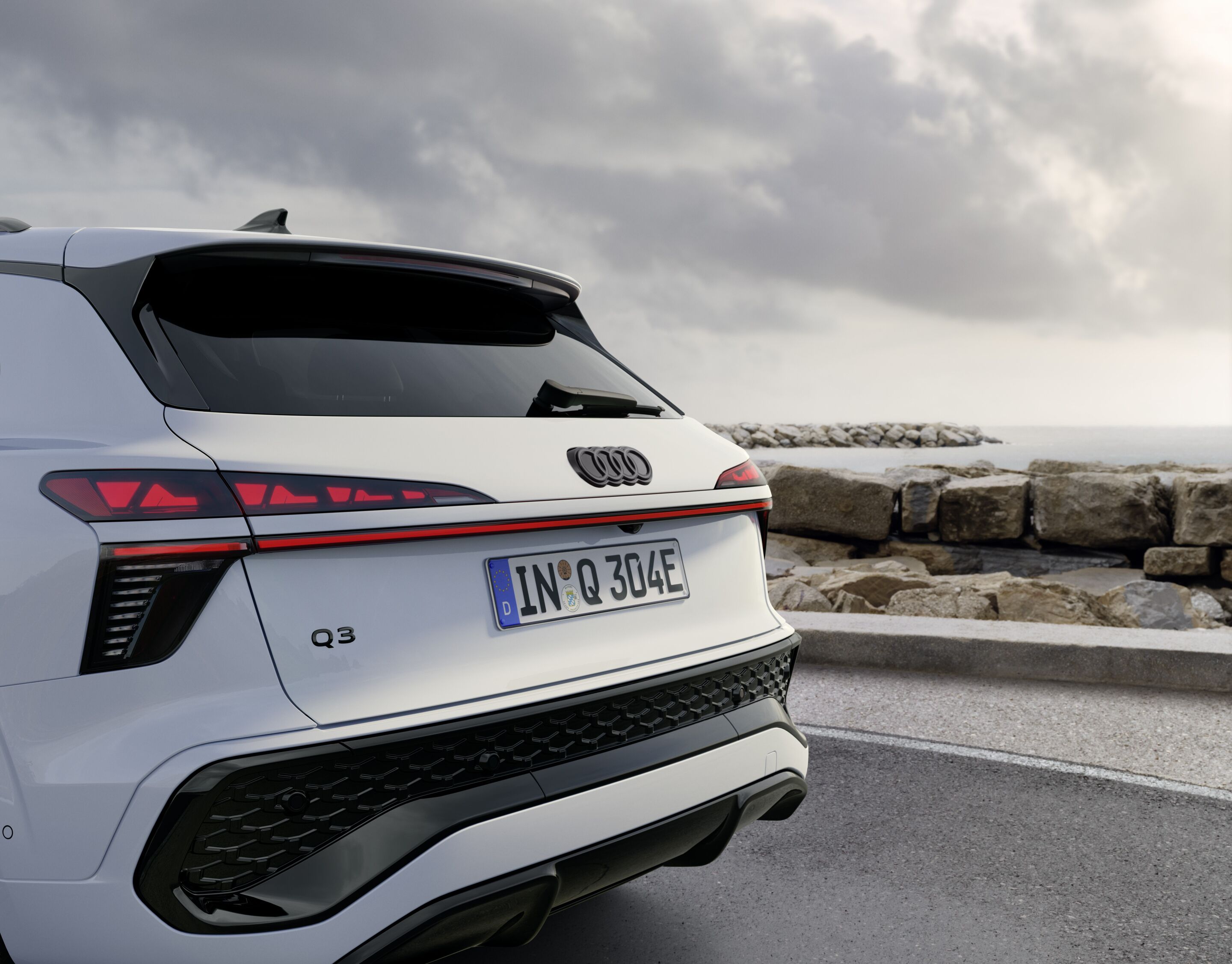 Audi Q3 SUV e-hybrid - Detail,
Colour: Glacier white