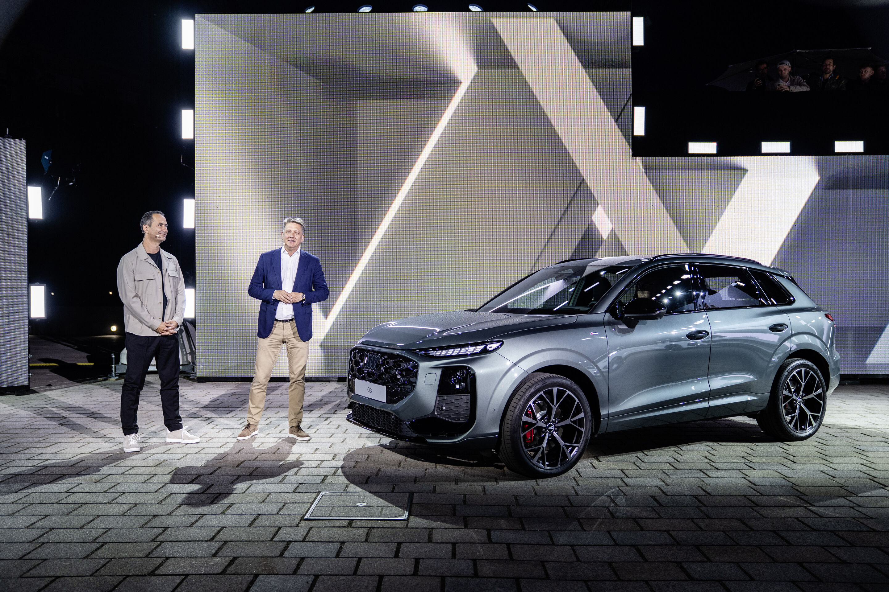 Global Reveal des Audi Q3 - Im Rahmen des Global Reveal am Audi Forum Ingolstadt präsentierten Audi CEO Gernot Döllner (rechts) und Marco Schubert, Vorstand für Vertrieb und Marketing, den neuen Audi Q3 (hier in Farbe Salbeigrün) zum ersten Mal der Öffentlichkeit.