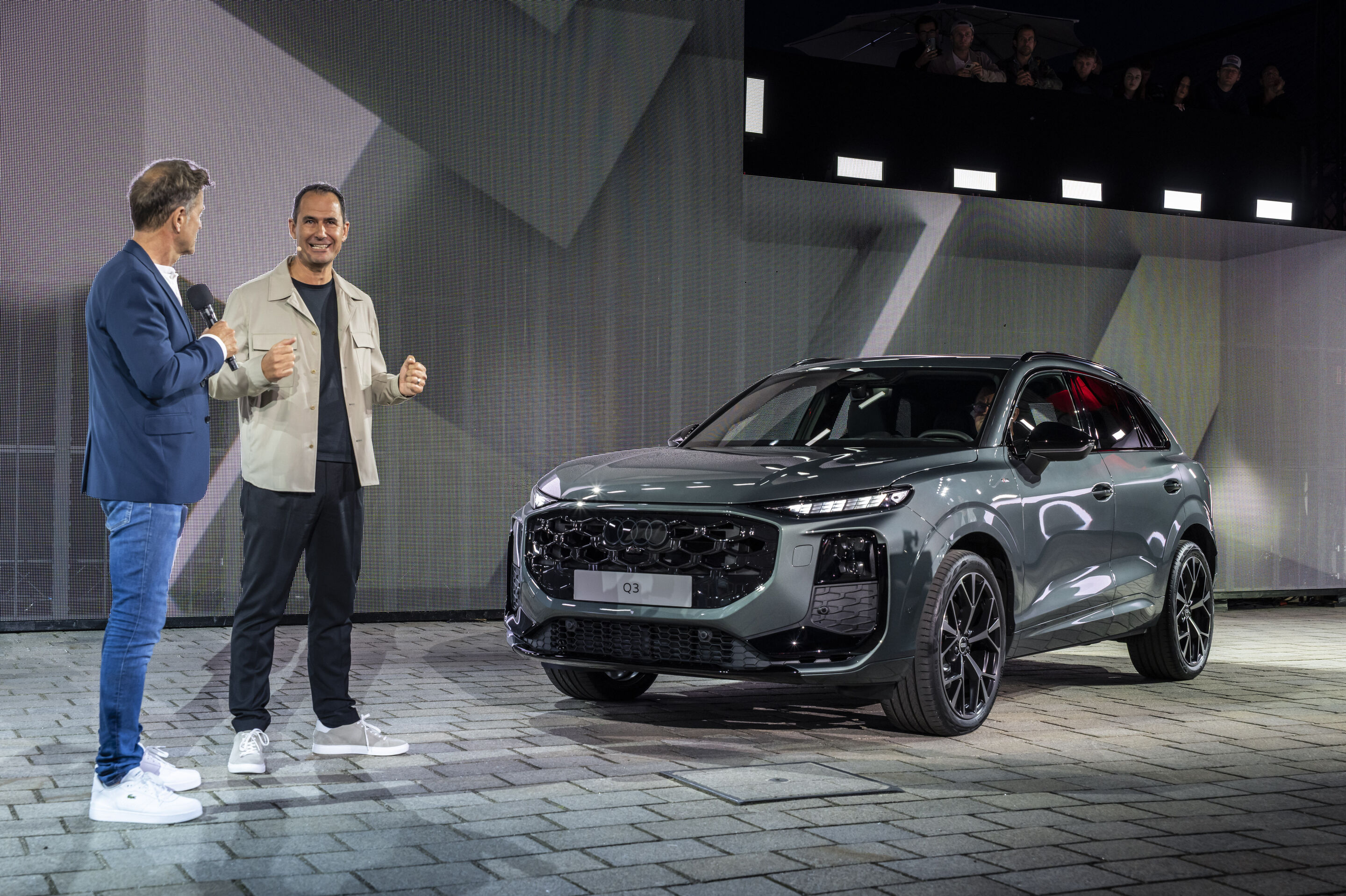 Global Reveal des Audi Q3 - Im Rahmen des Global Reveal am Audi Forum Ingolstadt präsentierte die Marke mit den vier Ringen  den neuen Audi Q3 (hier in Farbe Salbeigrün) zum ersten Mal der Öffentlichkeit: Marco Schubert, Vorstand für Vertrieb und Marketing...