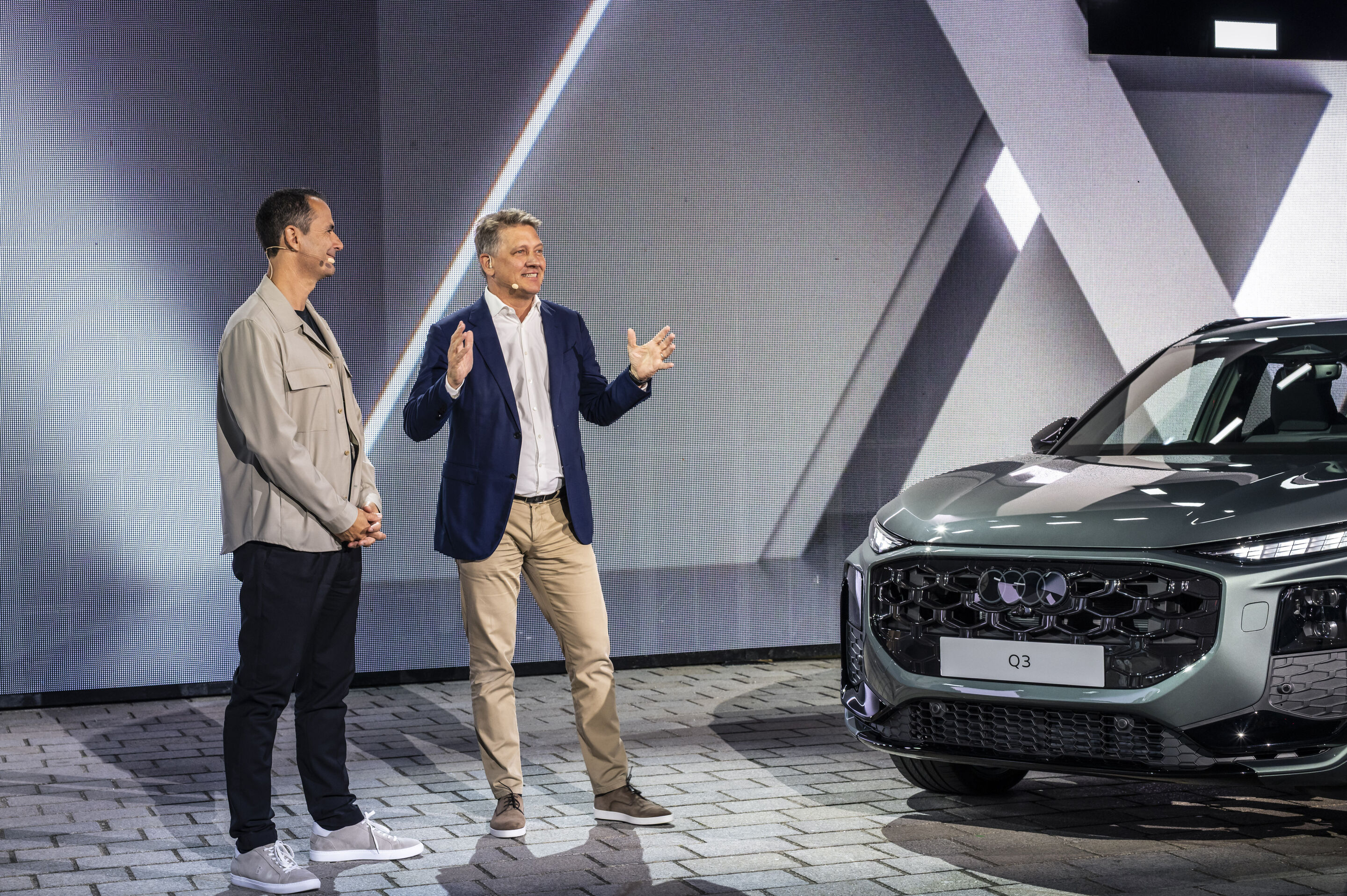 Global Reveal des Audi Q3 - Im Rahmen des Global Reveal am Audi Forum Ingolstadt präsentierten Audi CEO Gernot Döllner (rechts) und Marco Schubert, Vorstand für Vertrieb und Marketing, den neuen Audi Q3 (hier in der Farbe Salbeigrün) zum ersten Mal der...