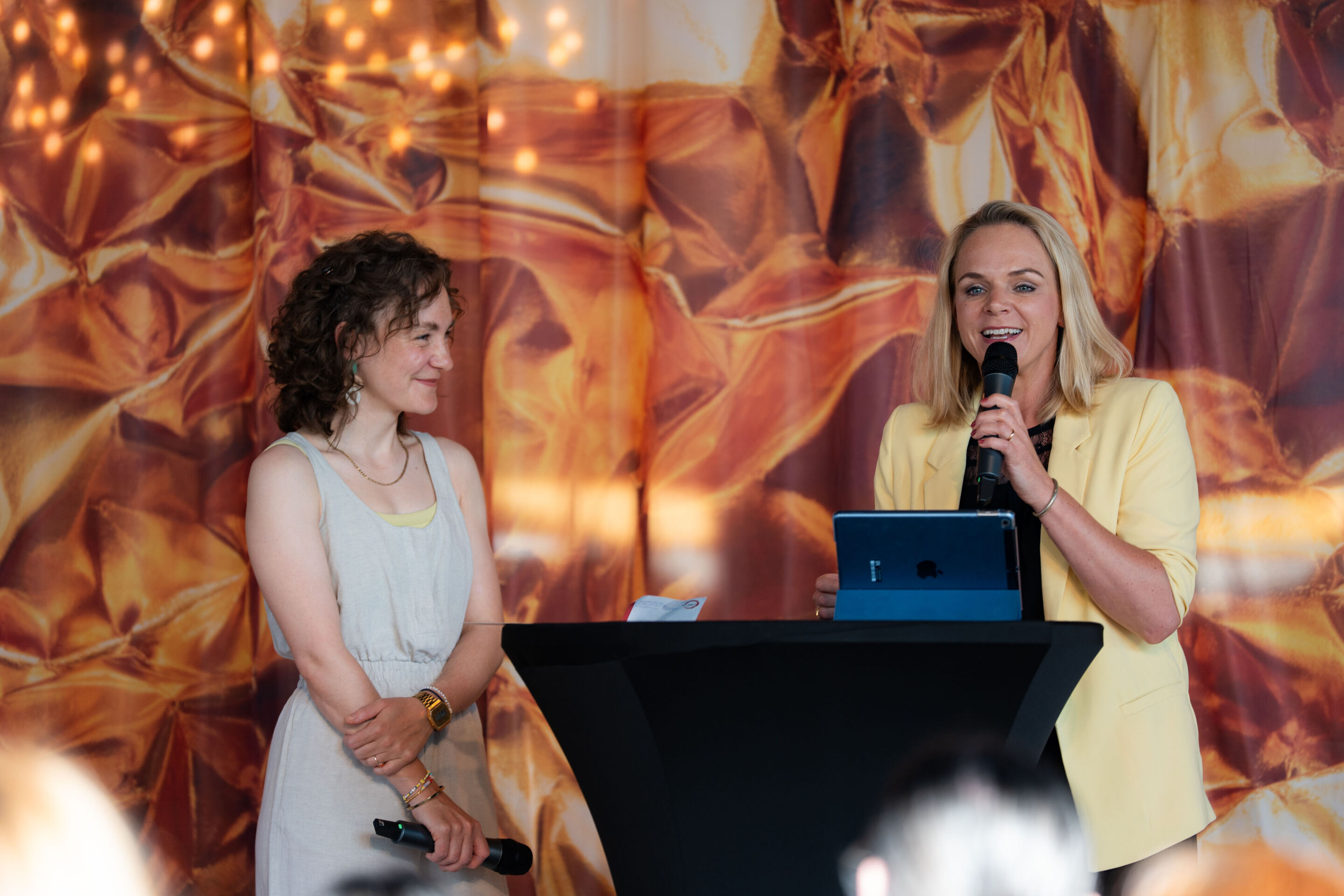 Eröffnungskonzert mit dem Deutschen Symphonie-Orchester Berlin - Bei der Konzerteinführung zum Eröffnungskonzert der Audi Sommerkonzerte im Foyer des Stadttheaters Ingolstadt steht Moderatorin Annekatrin Hentschel auf der rechten Seite eines Stehtisches...