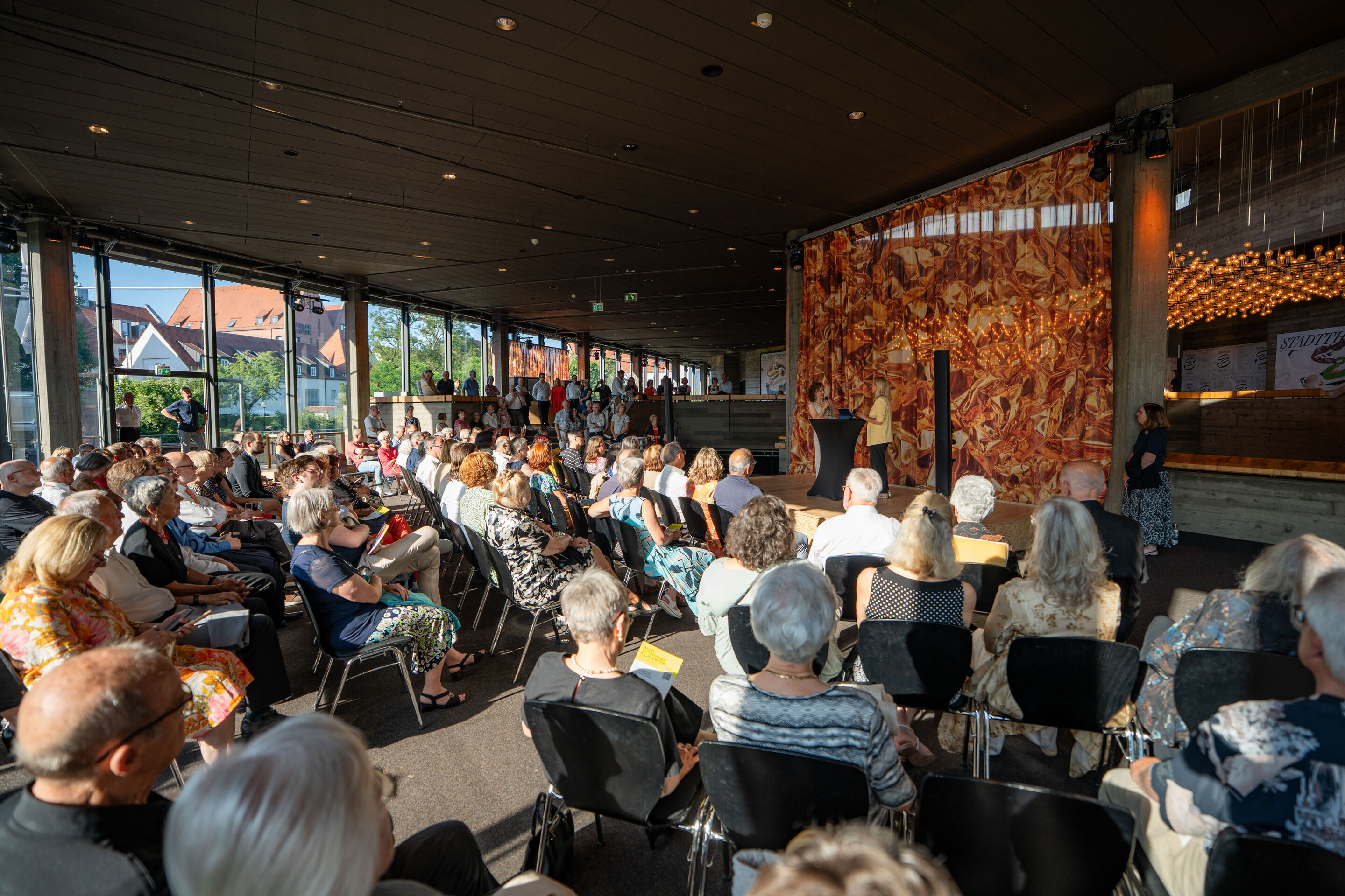 Eröffnungskonzert mit dem Deutschen Symphonie-Orchester Berlin - Bei der Konzerteinführung zum Eröffnungskonzert der Audi Sommerkonzerte im Foyer des Stadttheaters Ingolstadt sitzen die Gäste auf Stühlen vor einer Bühne und verfolgen ein Gespräch zwischen...