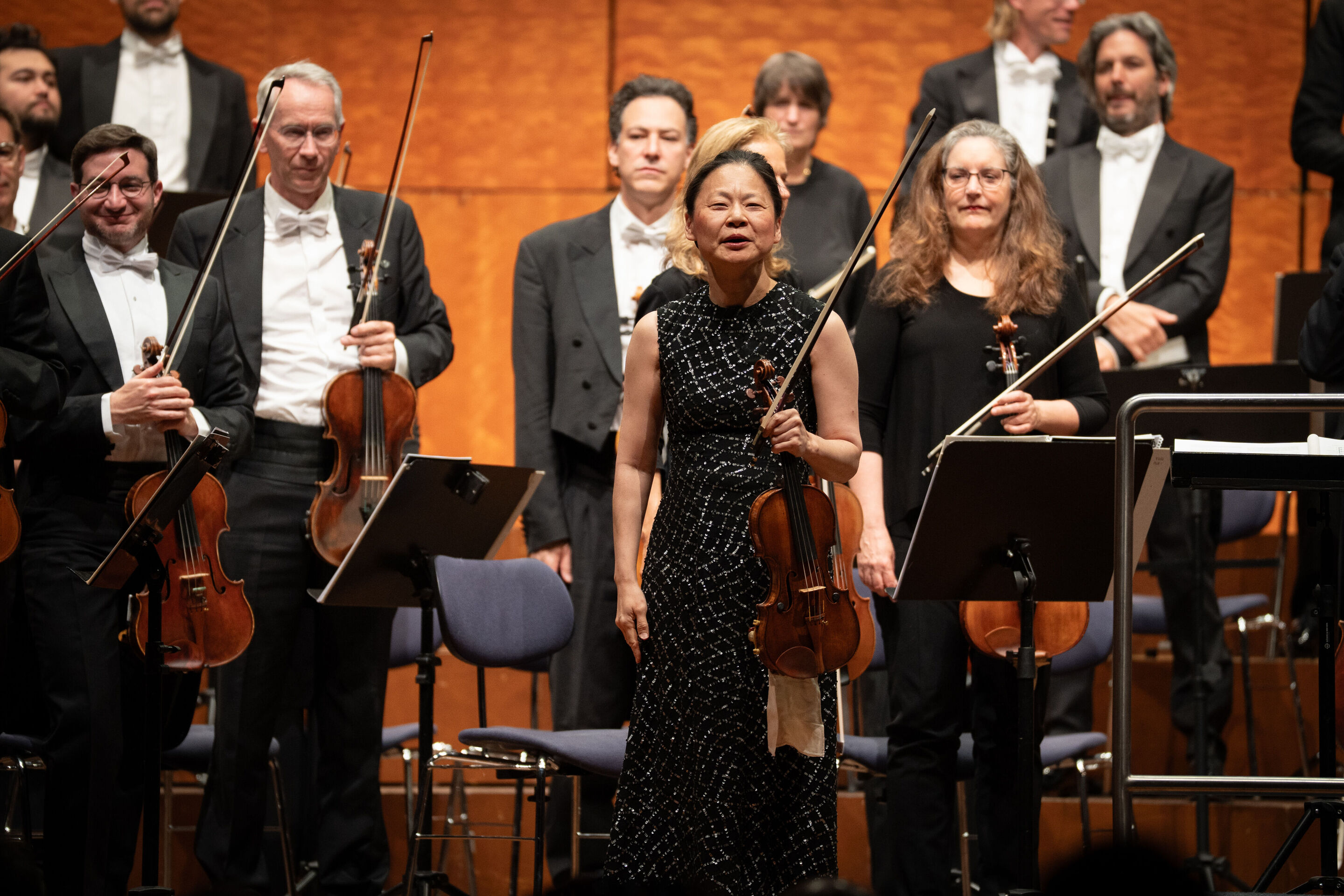 Eröffnungskonzert mit dem Deutschen Symphonie-Orchester Berlin - Im Vordergrund steht Geigerin Midori beim Eröffnungskonzert der Audi Sommerkonzerte mit ihrem Instrument in der linken Hand auf der Bühne des Festsaals im Stadttheater Ingolstadt und lächelt;...