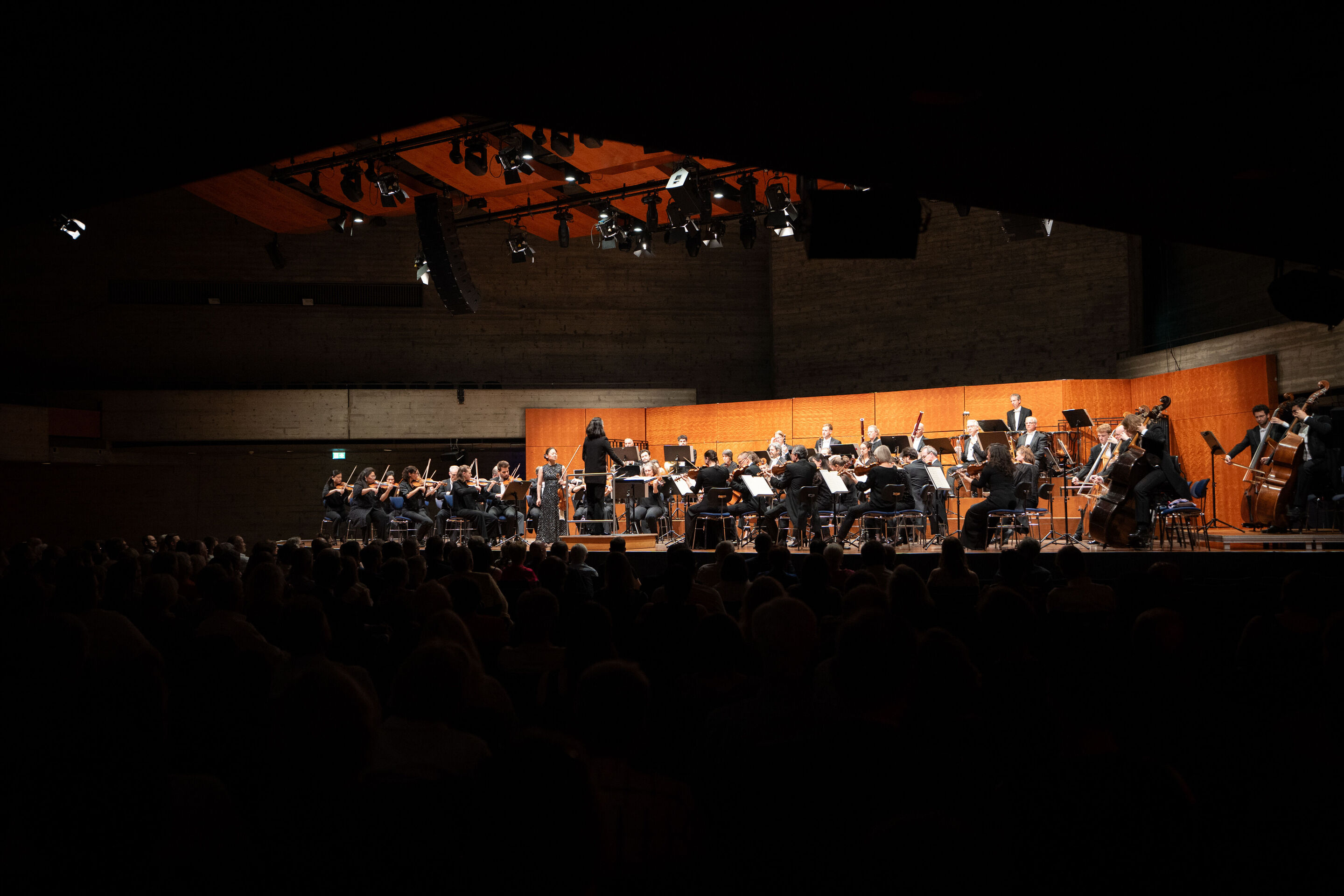 Eröffnungskonzert mit dem Deutschen Symphonie-Orchester Berlin - Auf der Bühne des Festsaals im Stadttheater Ingolstadt sind beim Eröffnungskonzert der Audi Sommerkonzerte aus Sicht des Publikums Geigerin Midori, Dirigentin Marie Jacquot von hinten sowie...