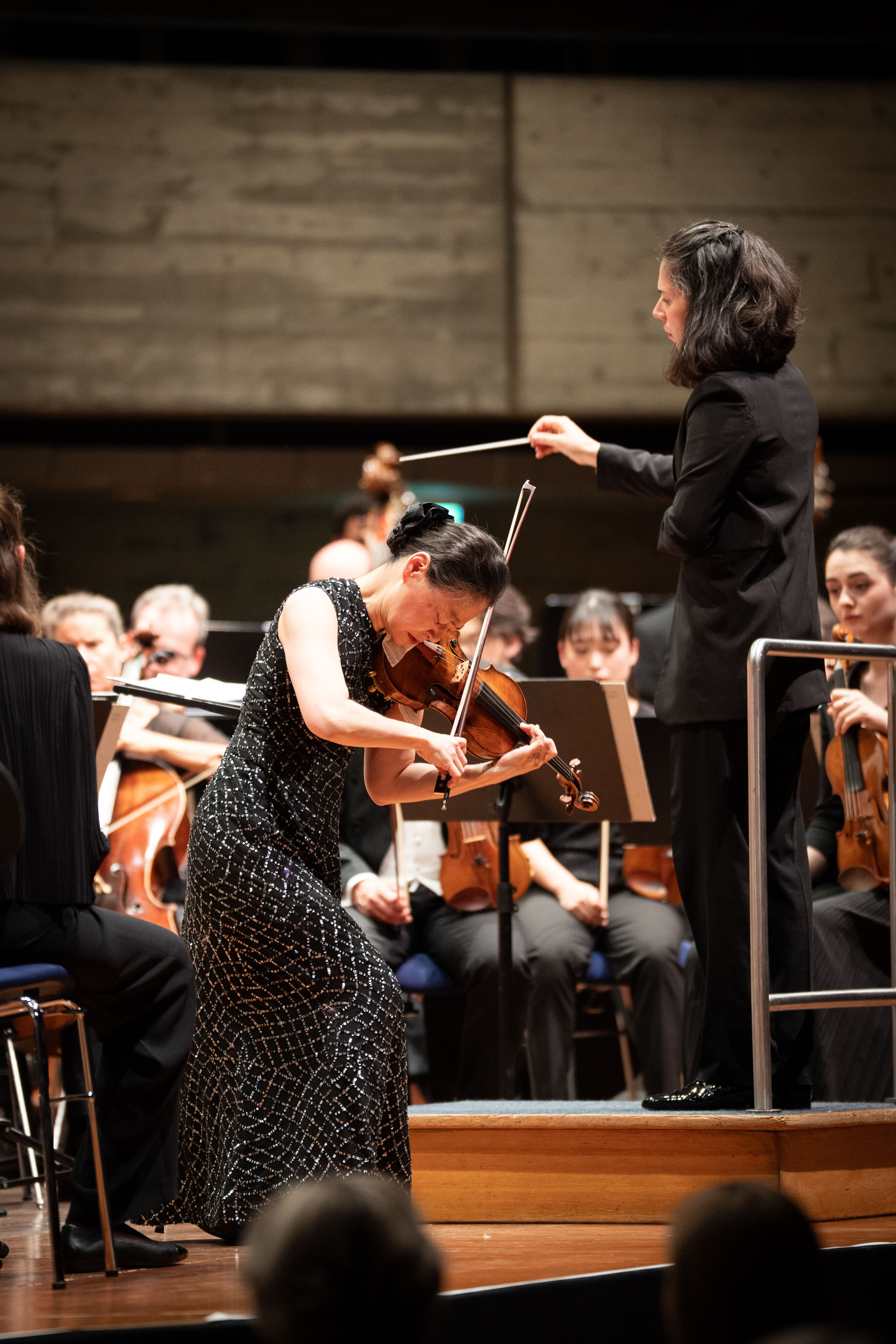 Eröffnungskonzert mit dem Deutschen Symphonie-Orchester Berlin - Auf der Bühne des Festsaals im Stadttheater Ingolstadt spielt Geigerin Midori beim Eröffnungskonzert der Audi Sommerkonzerte auf ihrem Instrument, das sie zwischen Kinn und linker Schulter...