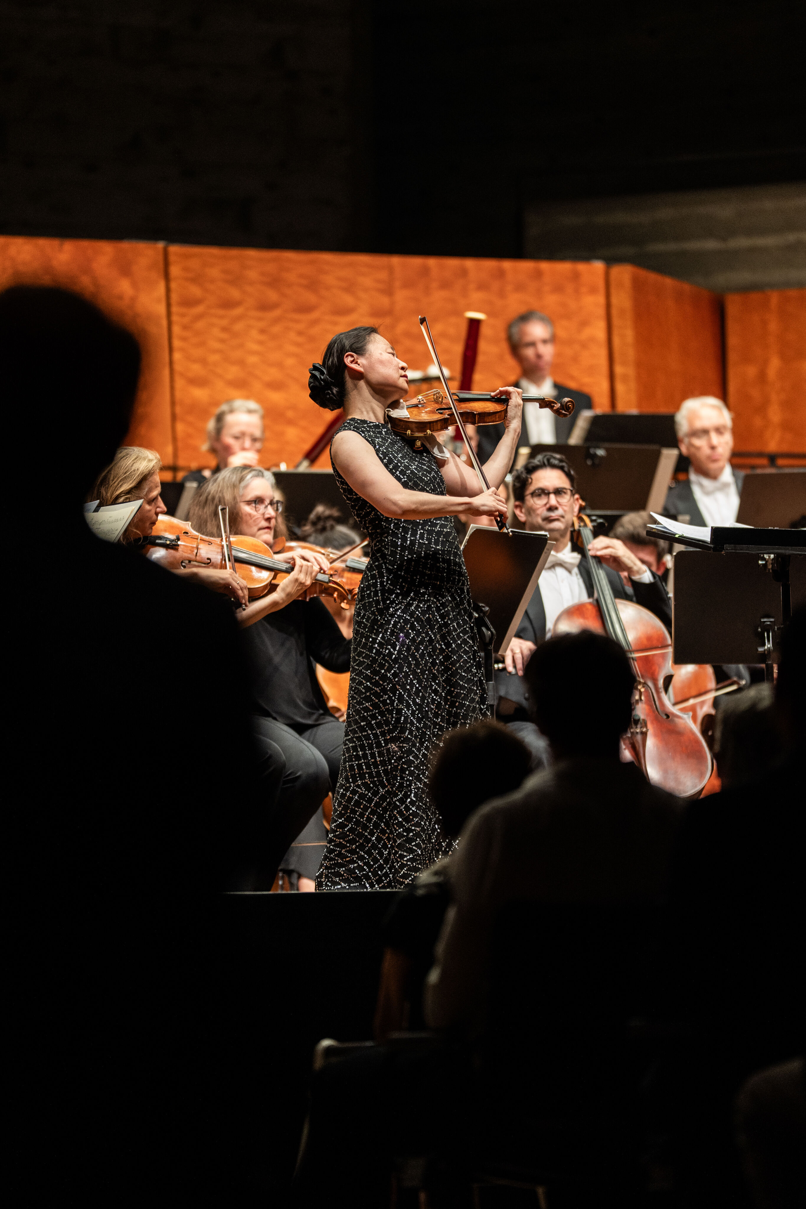 Eröffnungskonzert mit dem Deutschen Symphonie-Orchester Berlin - Auf der Bühne des Festsaals im Stadttheater Ingolstadt spielt Geigerin Midori beim Eröffnungskonzert der Audi Sommerkonzerte auf ihrem Instrument, das sie zwischen Kinn und linker Schulter...