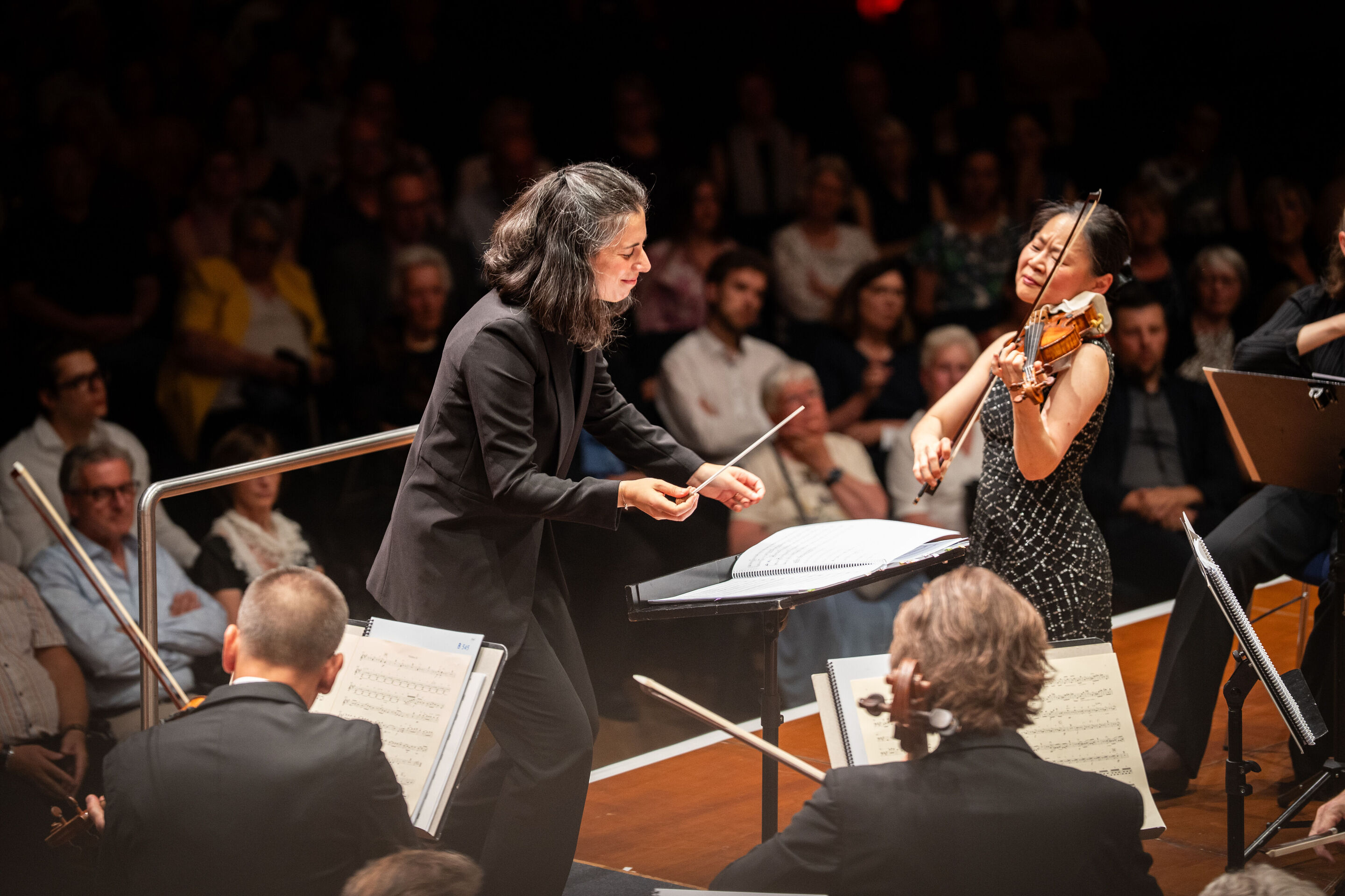 Eröffnungskonzert mit dem Deutschen Symphonie-Orchester Berlin - Dirigentin Marie Jacquot ist beim Eröffnungskonzert der Audi Sommerkonzerte auf der Bühne des Festsaals im Stadttheater Ingolstadt vor ihrem Pult leicht in die Knie gegangen und hält in...