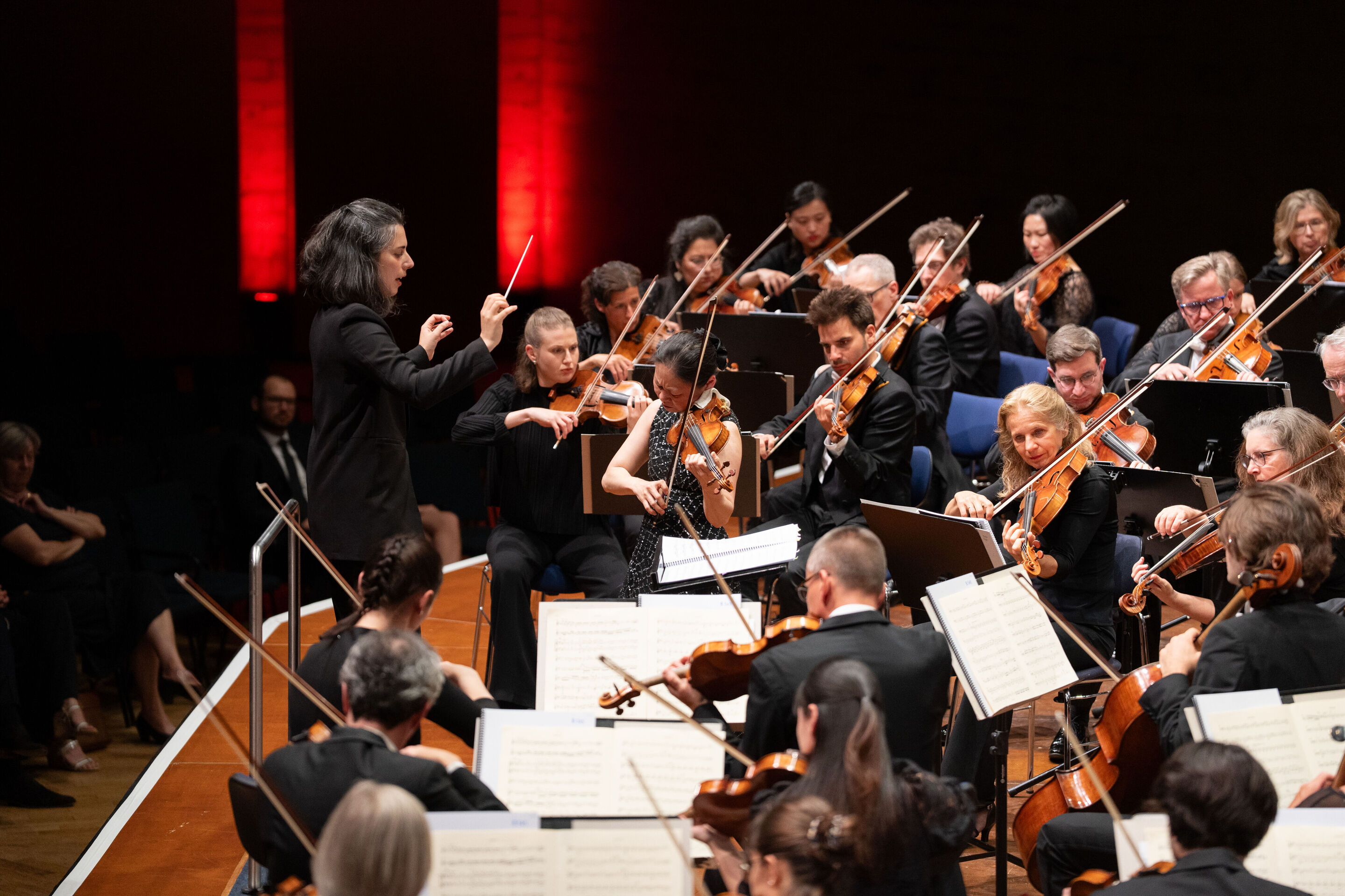 Eröffnungskonzert mit dem Deutschen Symphonie-Orchester Berlin - Dirigentin Marie Jacquot ist beim Eröffnungskonzert der Audi Sommerkonzerte auf der Bühne des Festsaals im Stadttheater Ingolstadt von der Seite zu sehen und hält in ihrer rechten Hand einen...